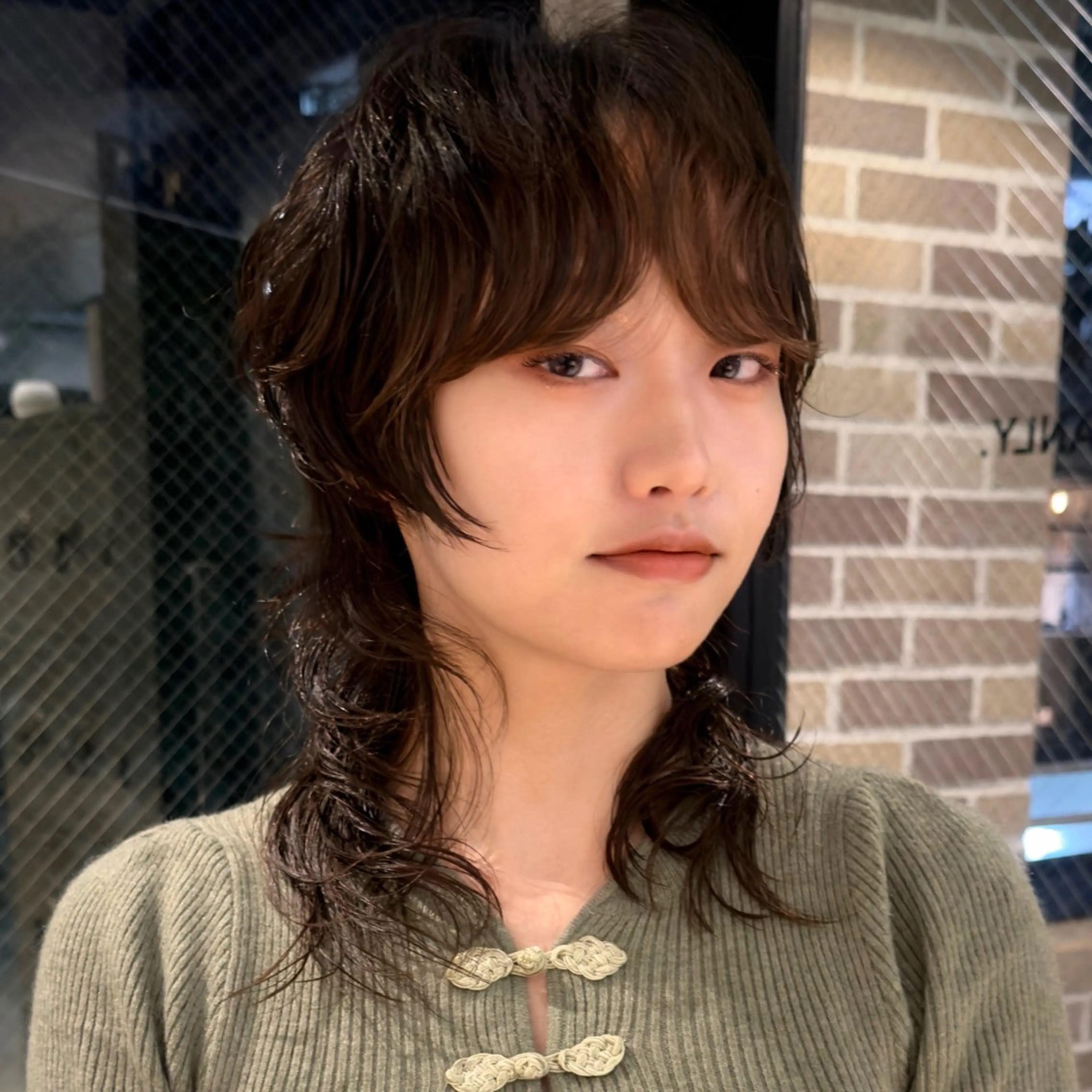 セミロング カット パーマ ウルフとデザイン カラーの神のヘアスタイル