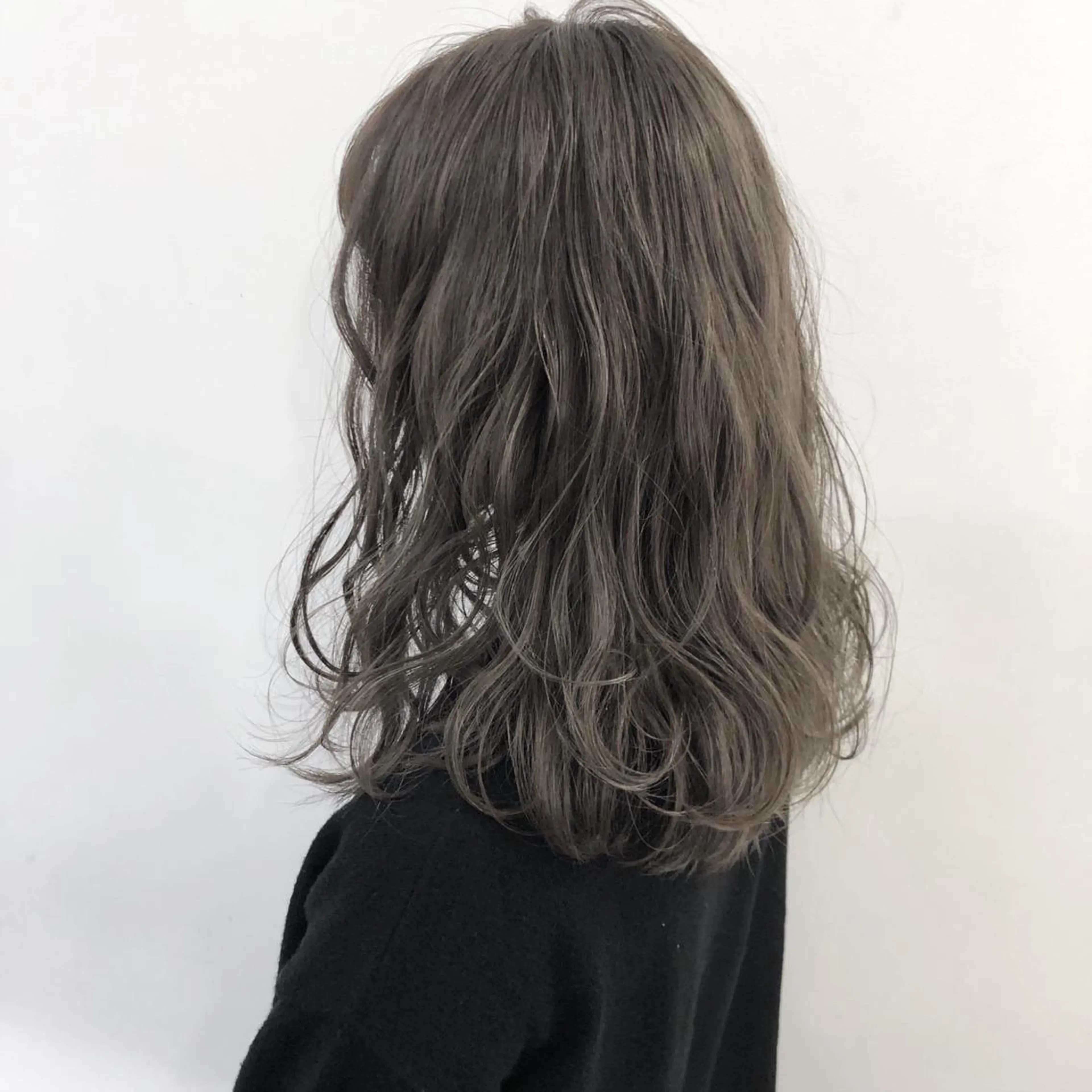 ミディアム カラー ヘアアレンジ 切りっぱなしボブ ミディアムパーマ アッシュ アッシュグレー バレイヤージュ 抜きっぱなしブロンド ササキカズマのヘアスタイル