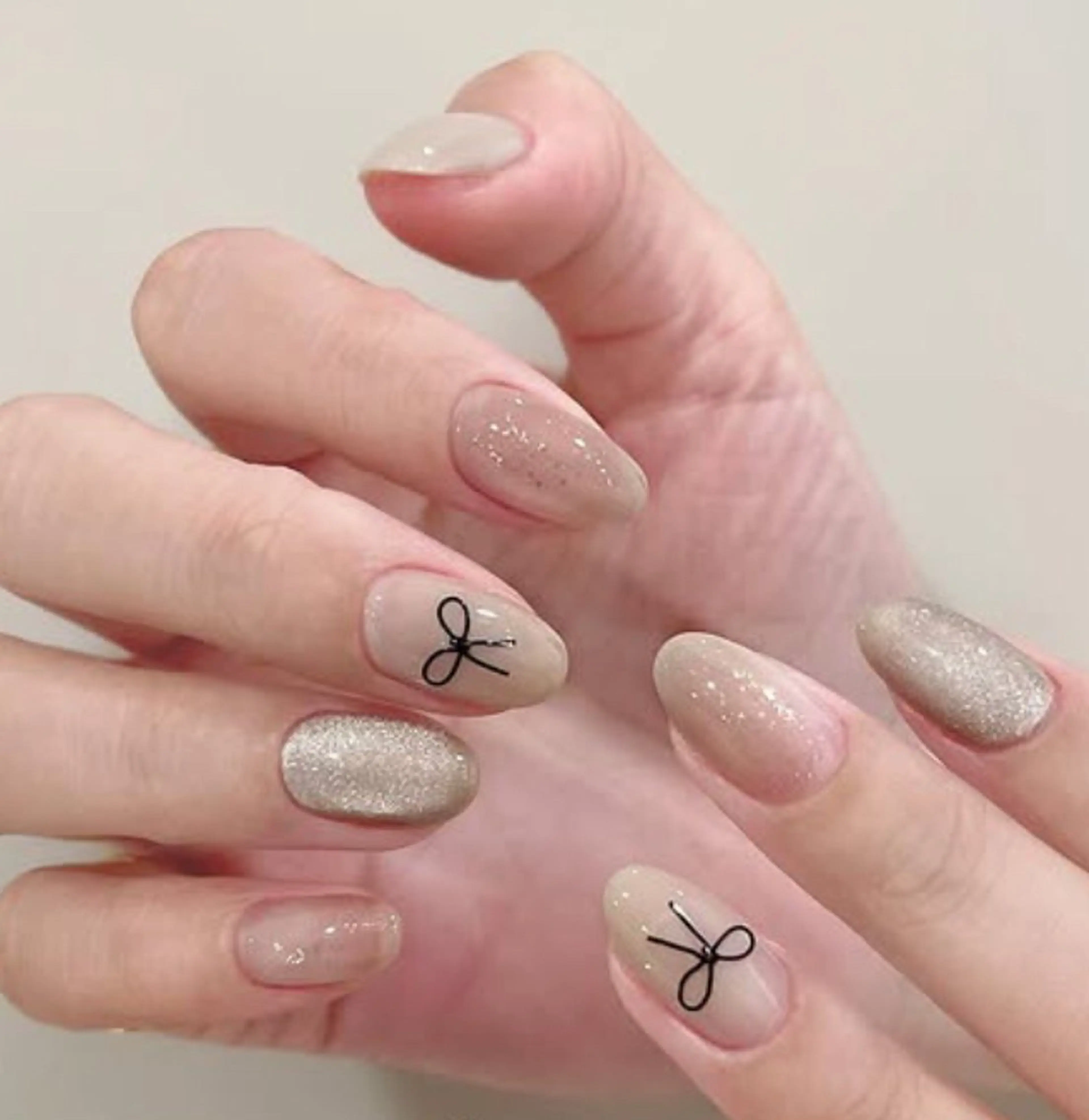 ネイル ガーリー リボン ハンドネイル Roger 舞のネイルデザイン