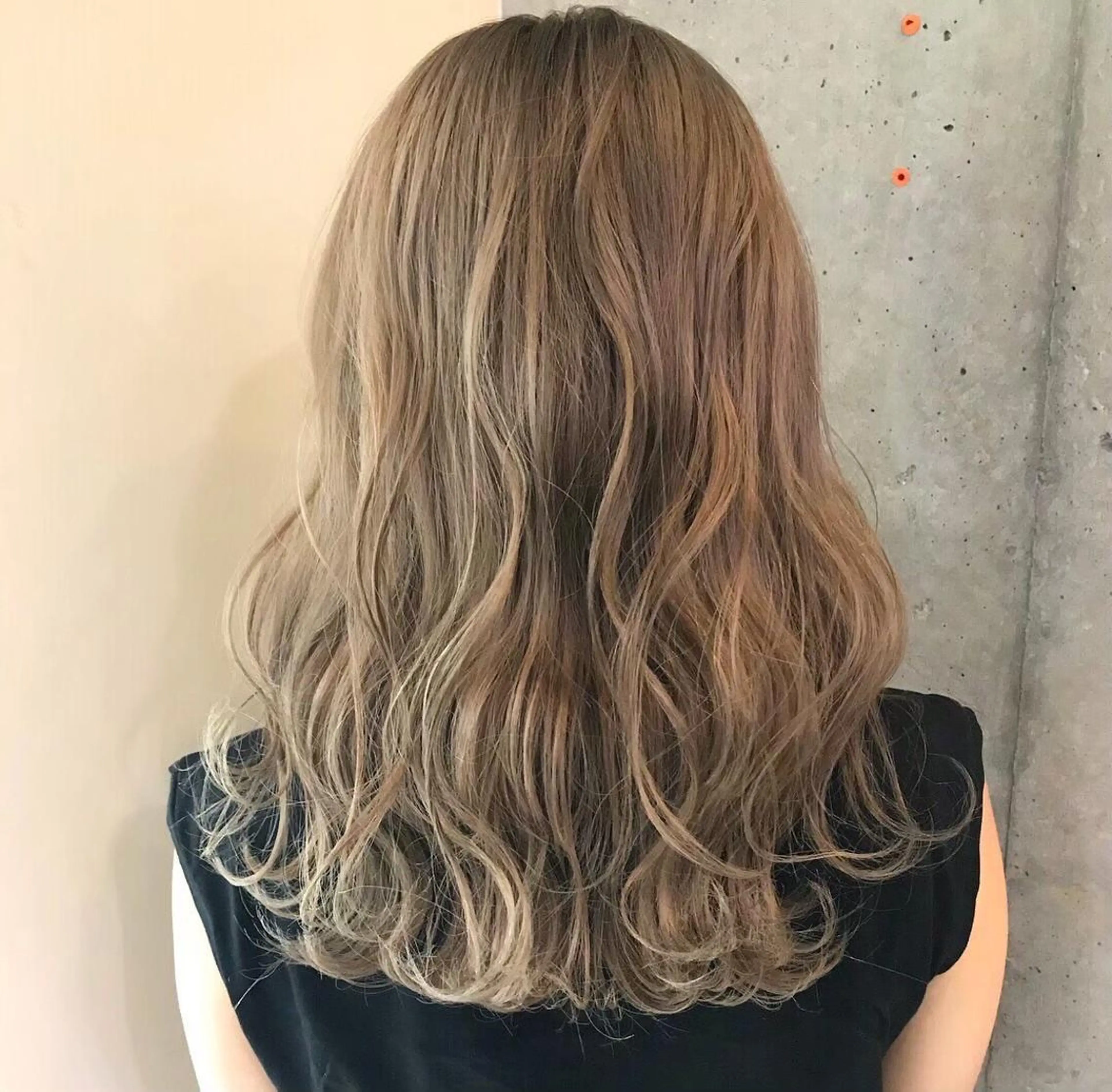 セミロング ハイトーン ／ レイヤー/吉田陸斗のヘアスタイル