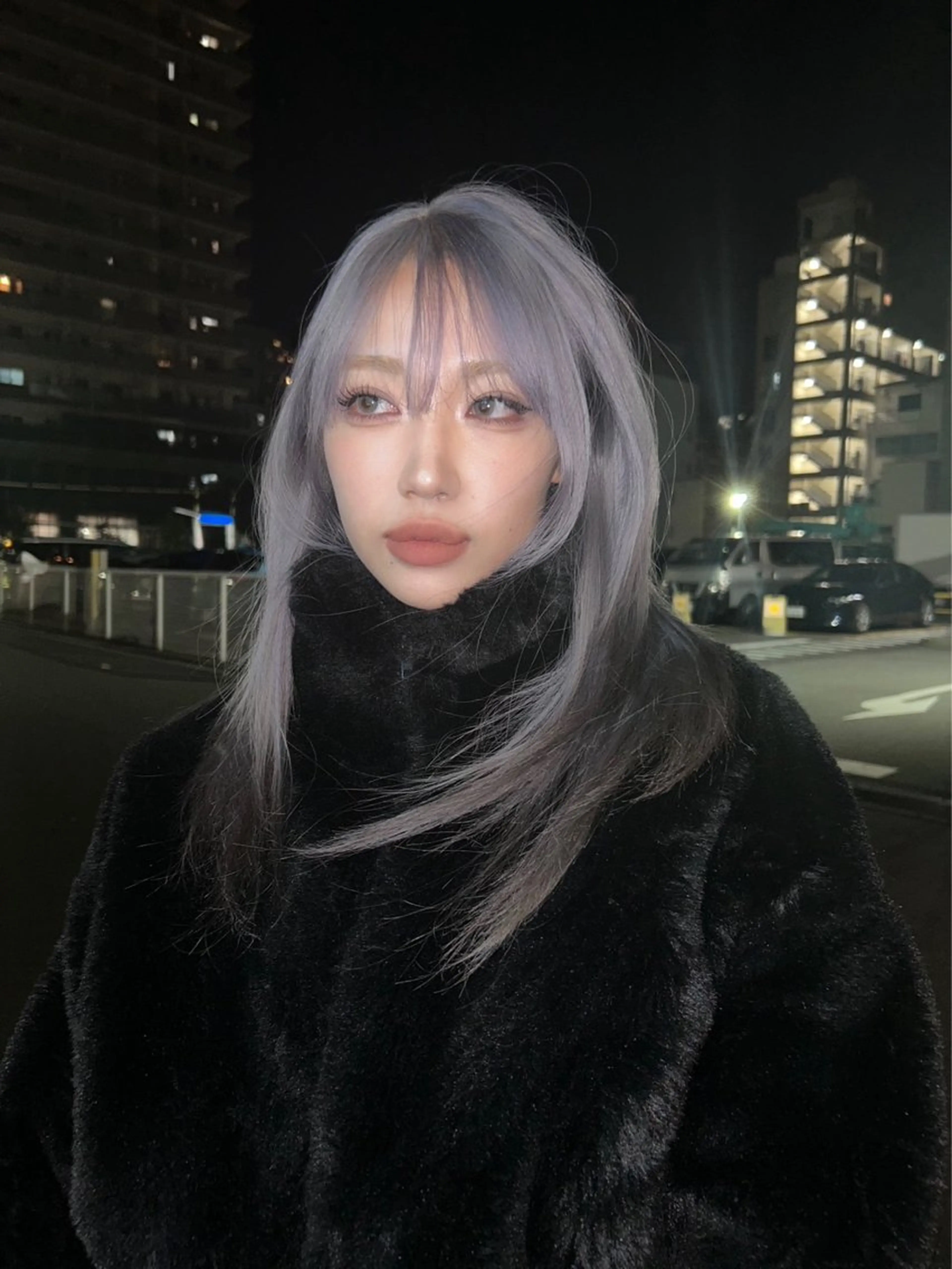 ロング カラー ハイトーンカラー シルバー chloe 【クロエ】のヘアスタイル