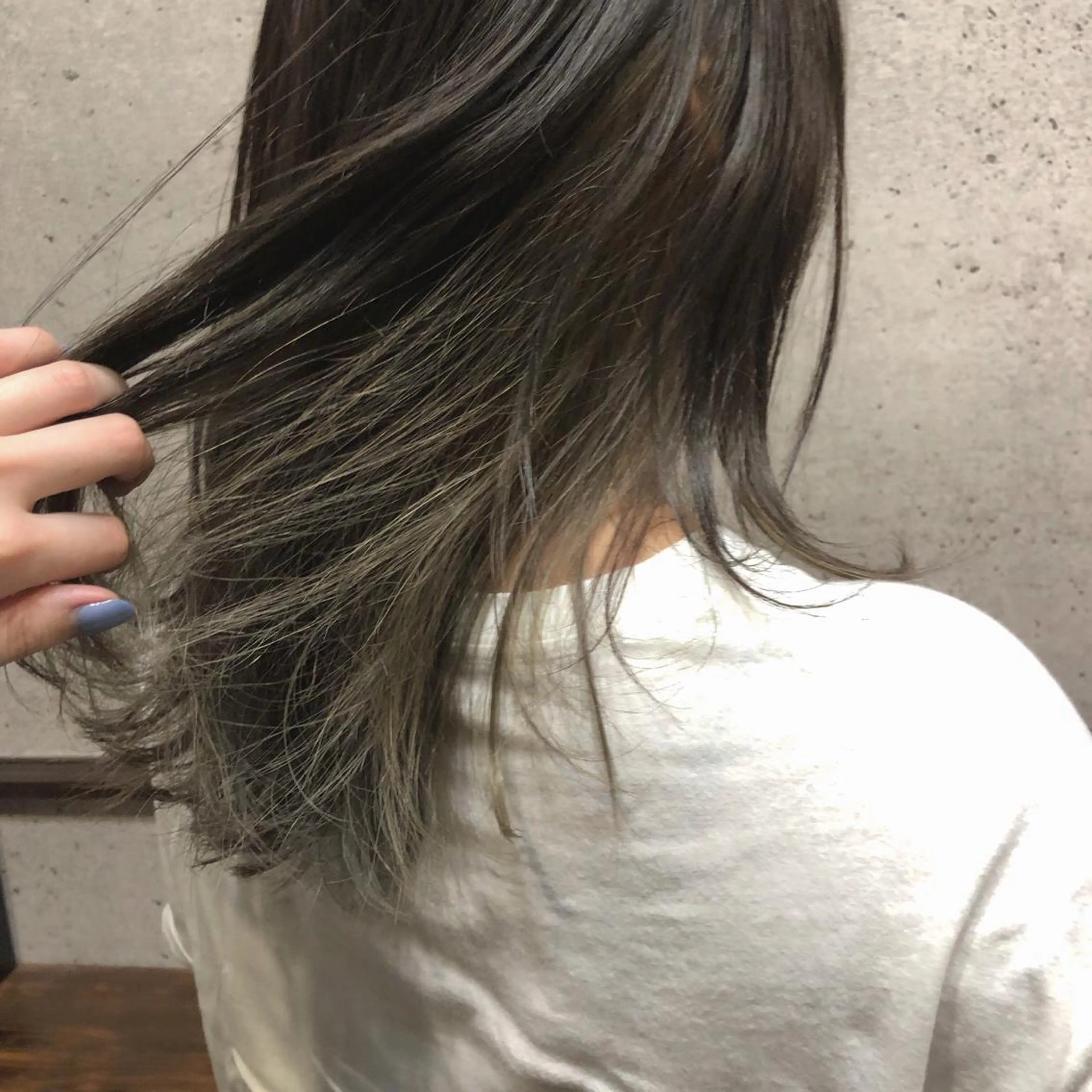 カラー グレージュ シルバー シルバーグレージュ 江原 彩華のヘアスタイル