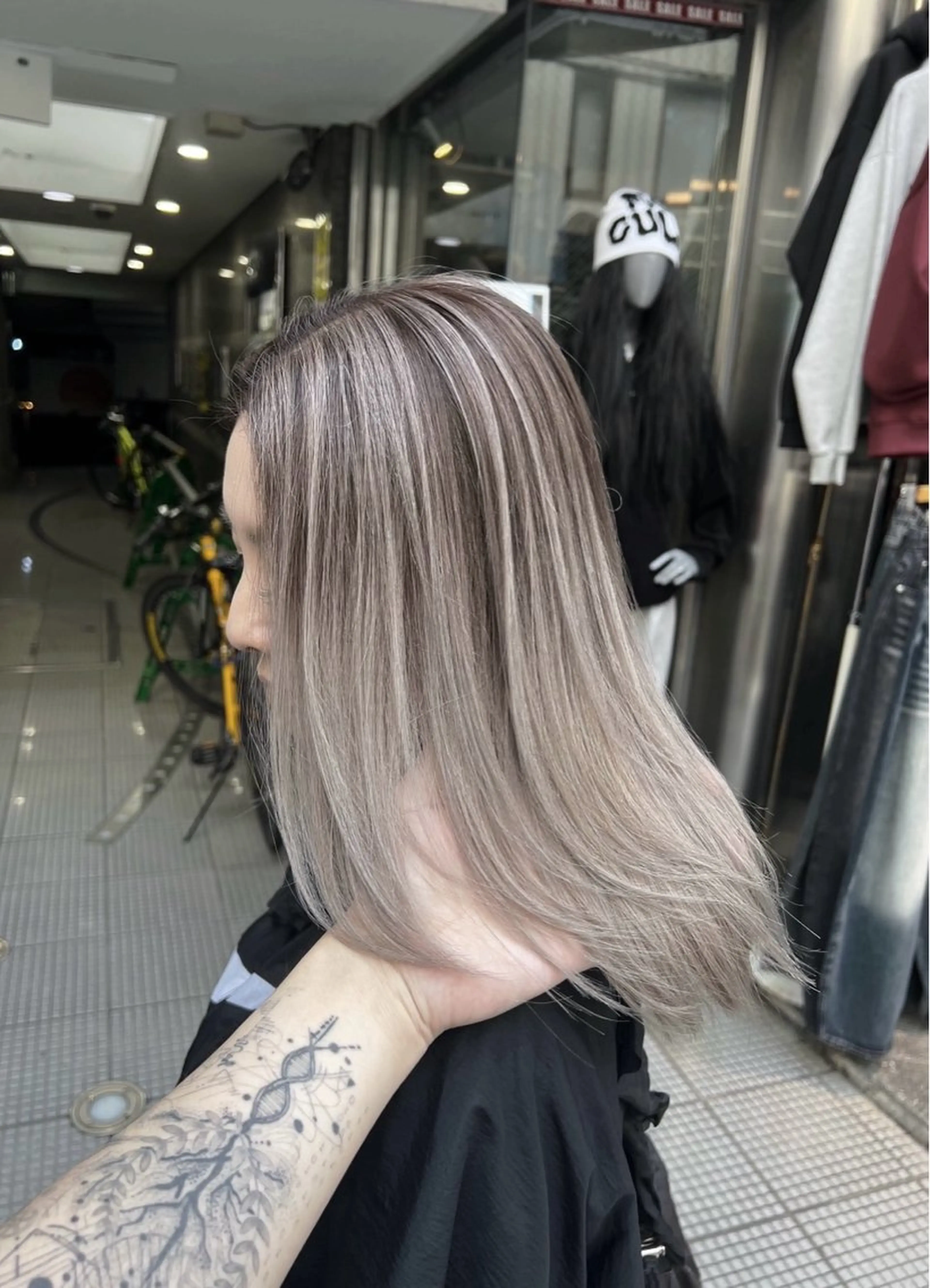 ミディアム カラー バレイヤージュ グレージュ レイヤーカット ヘアカラー トリートメント ROBIN所属・指名数No.1 /NAOYAのヘアスタイル