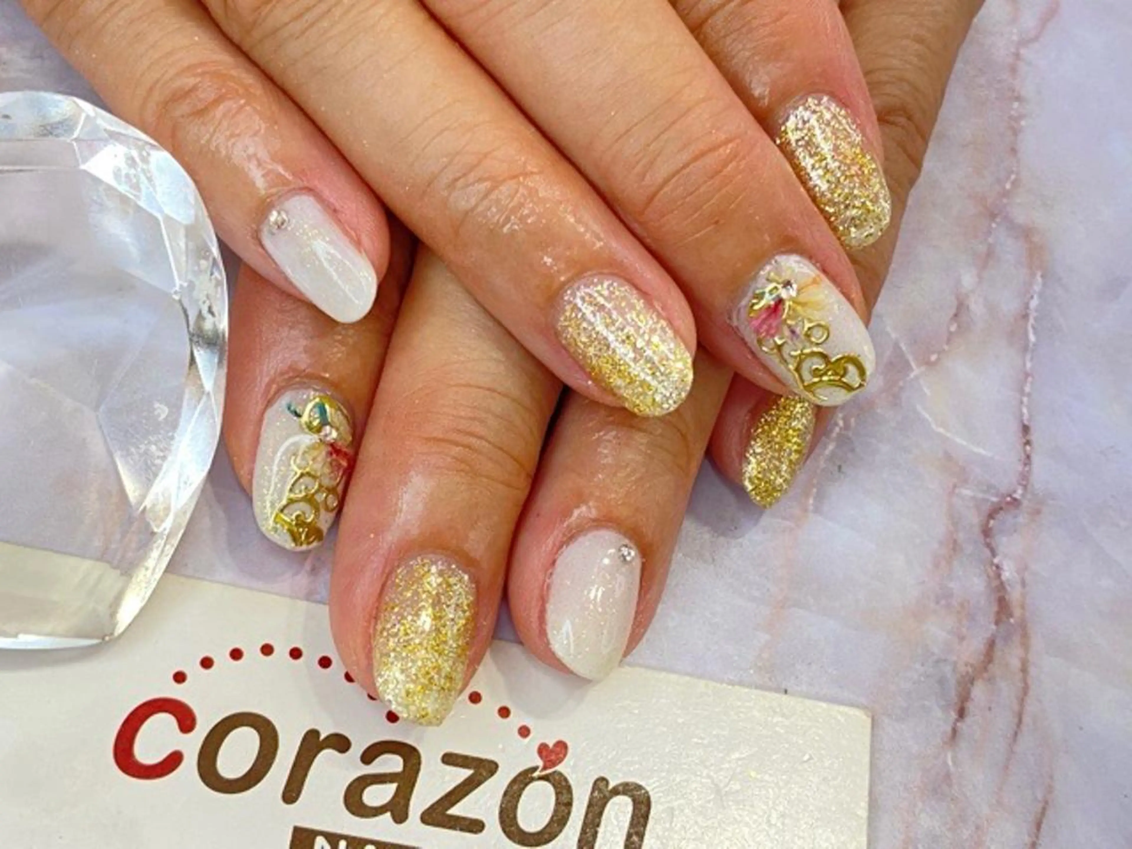 ネイル フラワーネイル ゴールド ラメ(グリッター) ホワイト corazon所属・ネイリスト aicoのネイルデザイン