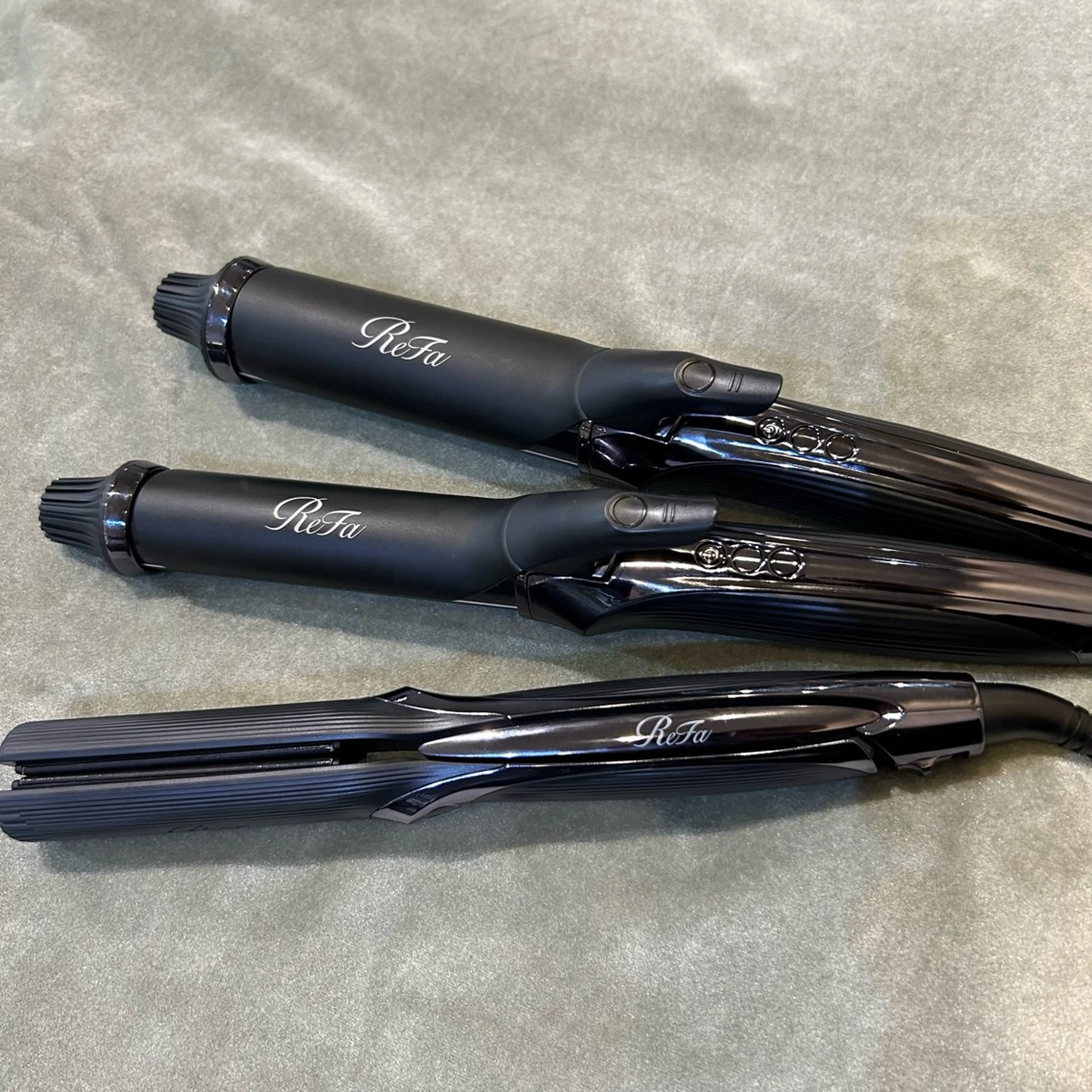 リファ✨【ストレートアイロン+コテ32ミリ】使い方教わって購入〔計2本〕の写真
