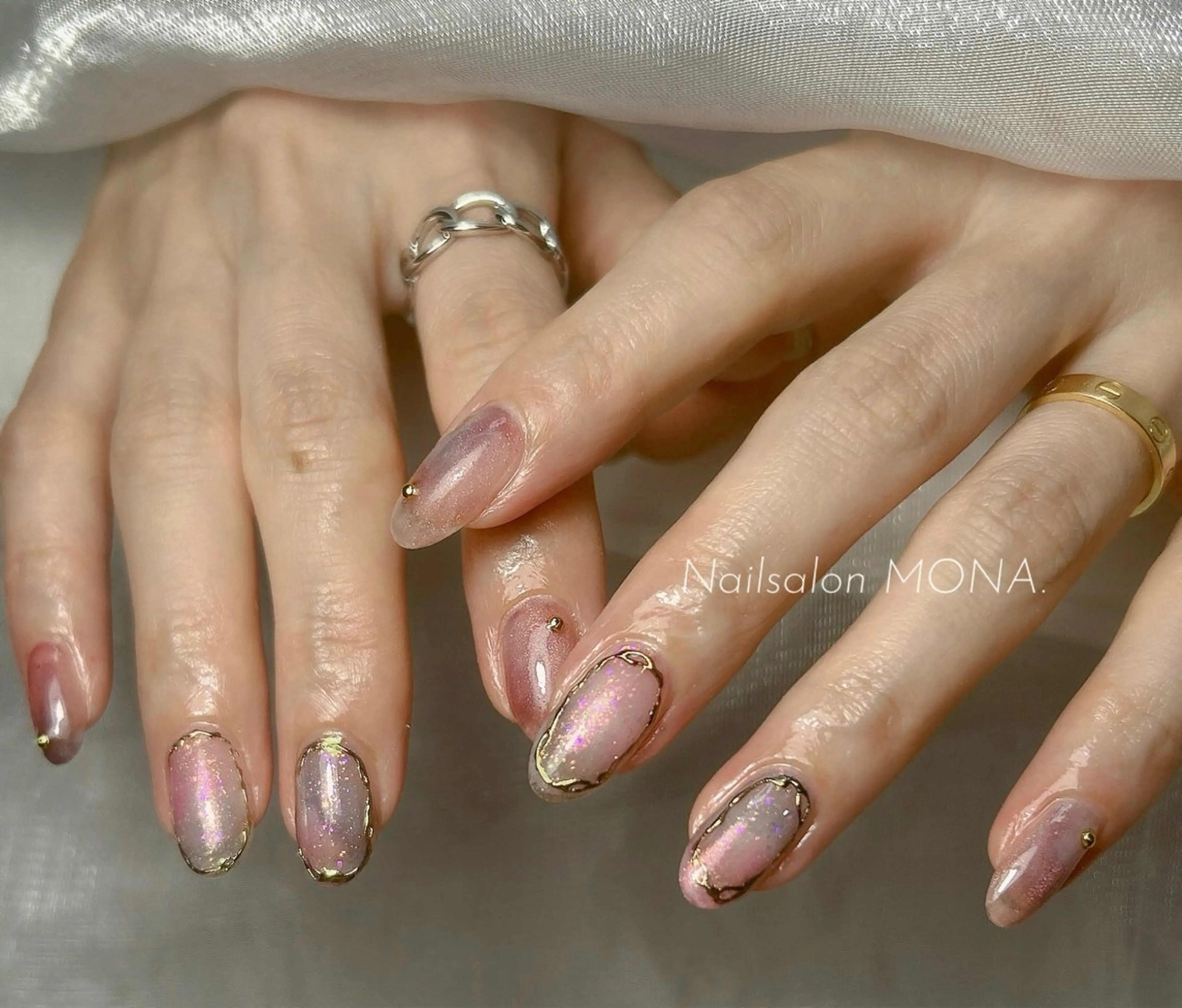 ネイル ゴールド キラキラネイル ネイビー ニュアンスネイル ピンク ハンドネイル Nailsalon MONA.のネイルデザイン