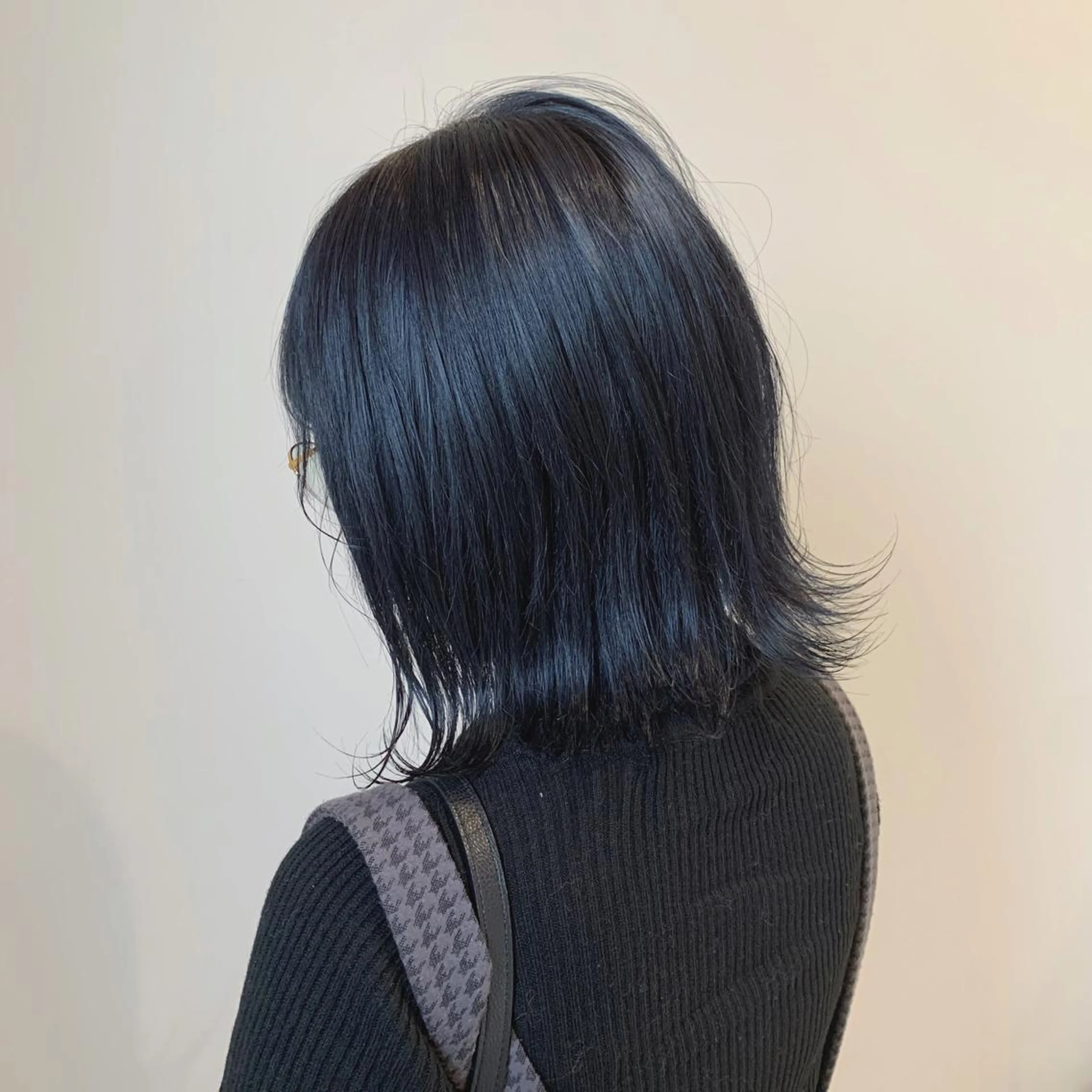 ショート カラー 黒髪 ブリーチ ブルーカラー ブルーブラック シルバー 清水 亮太／赤み消しカラーのヘアスタイル