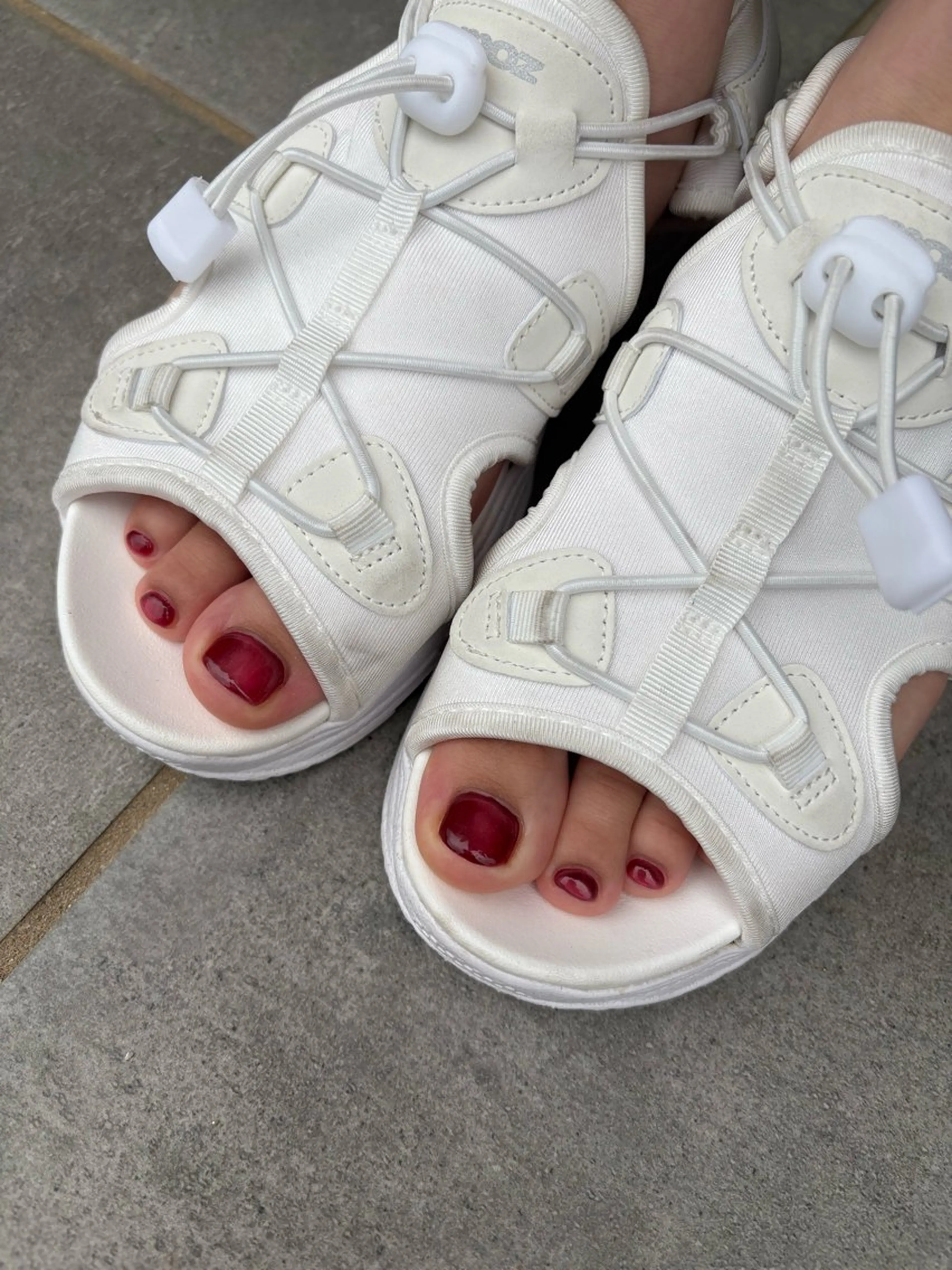 ネイル マグネットネイル 赤色 ハンドネイル フットネイル sa ya...のネイルデザイン