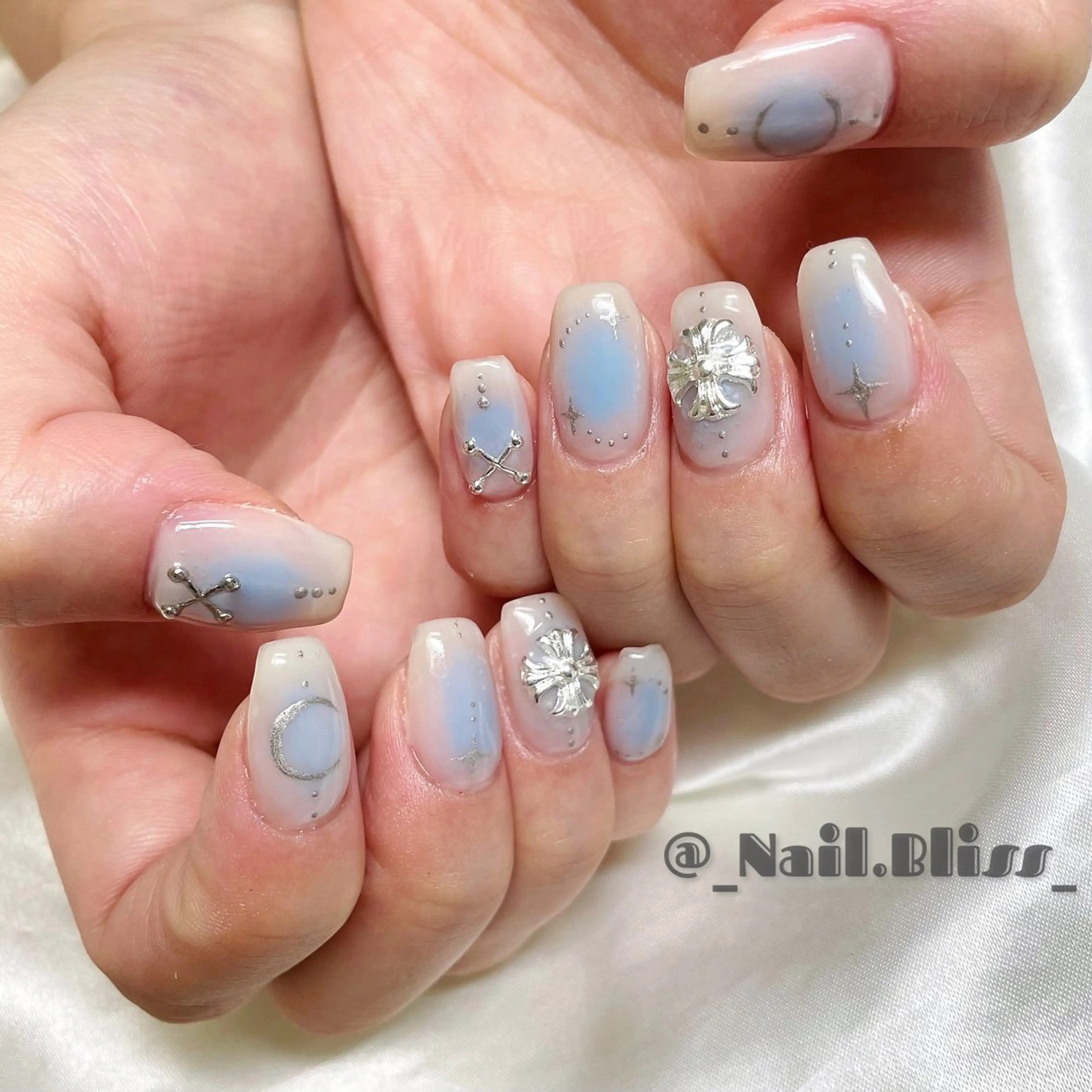 ネイル チークネイル 水色 ハンドネイル NAIL BLISSのネイルデザイン