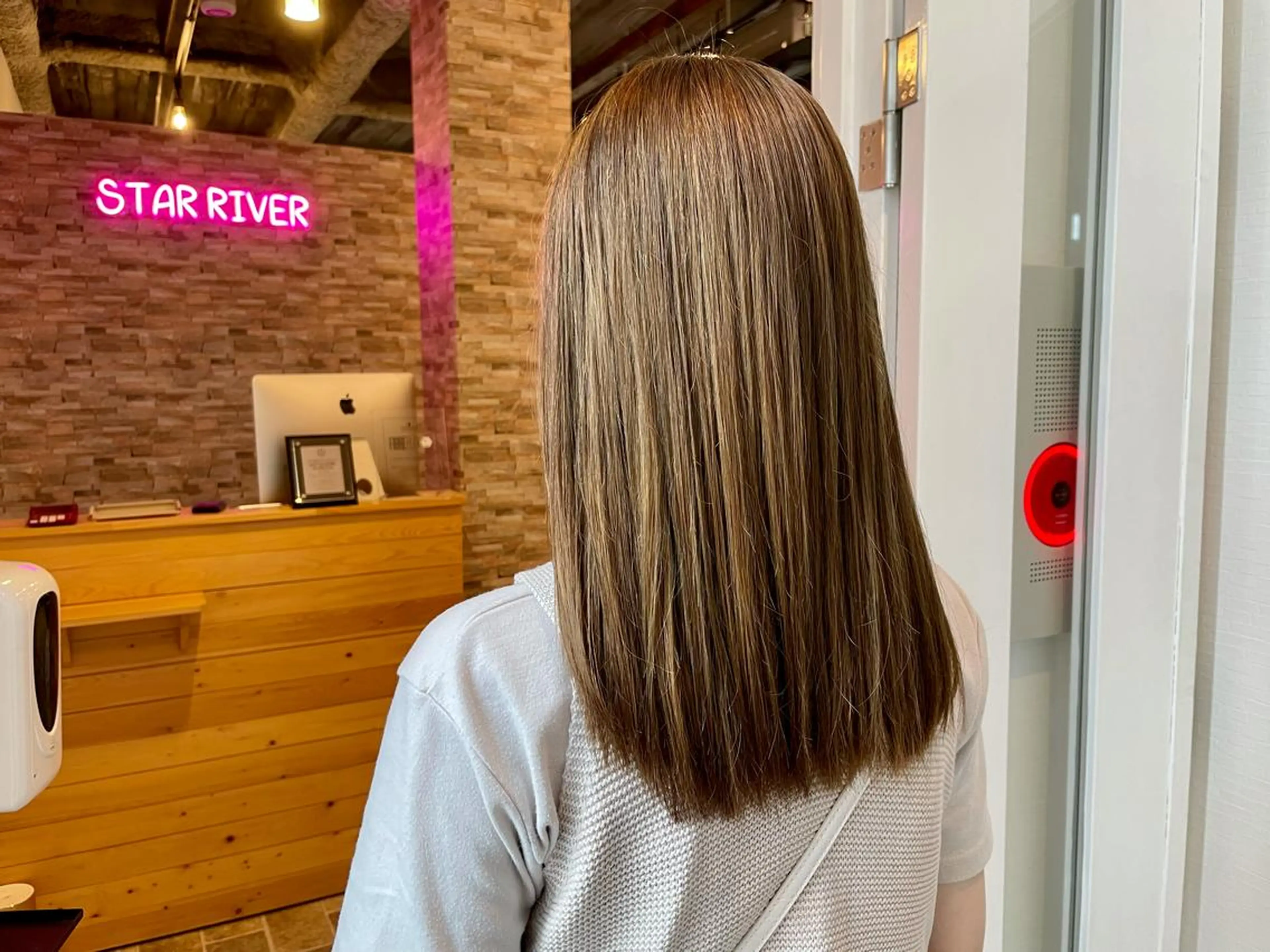 セミロング SALOWIN心斎橋Suite店所属・洗っても取れない 髪質改善|OJIROのヘアスタイル