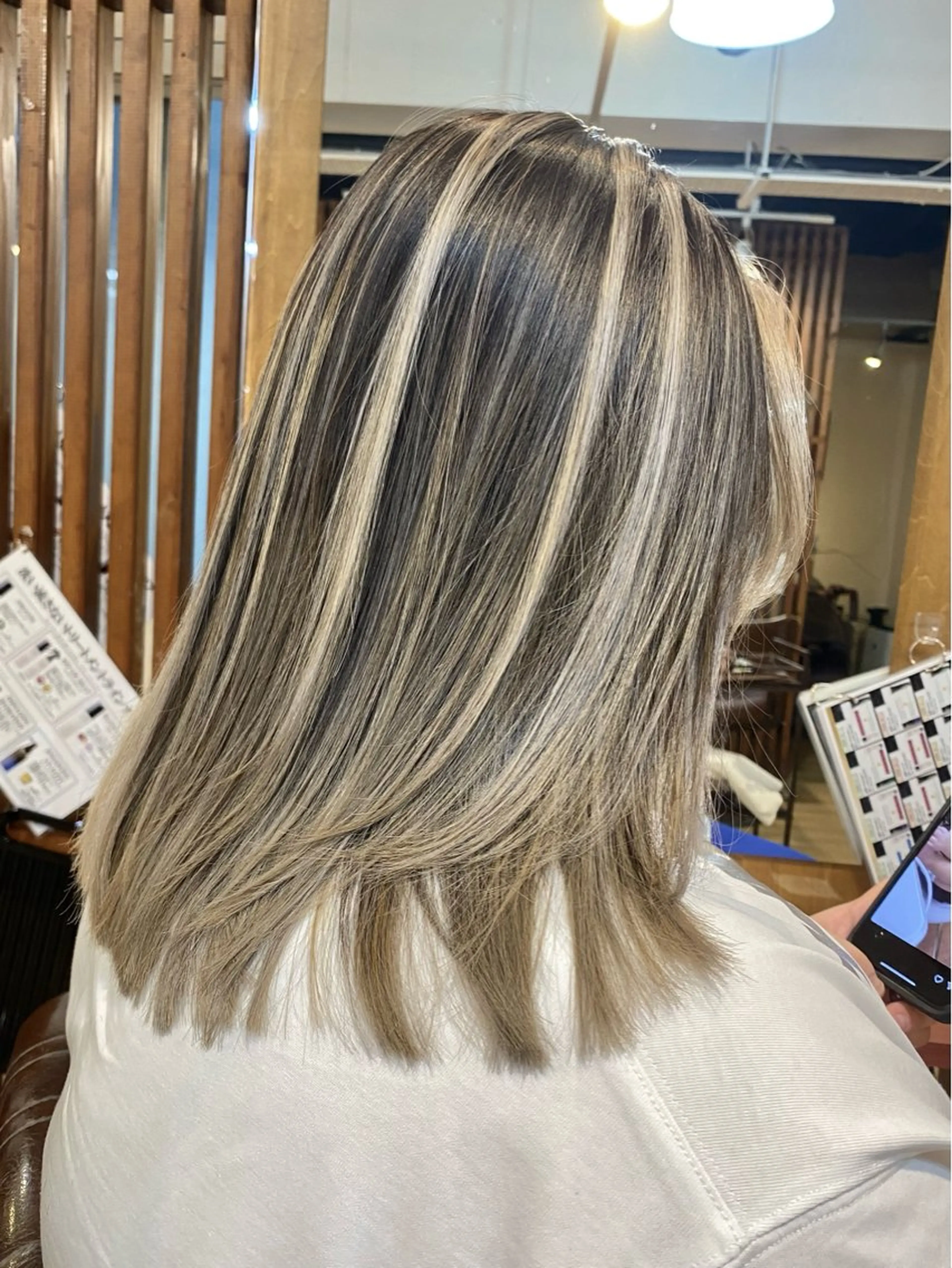 ミディアム レイヤーカット 白髪ぼかし バレイヤージュ志鎌のヘアスタイル