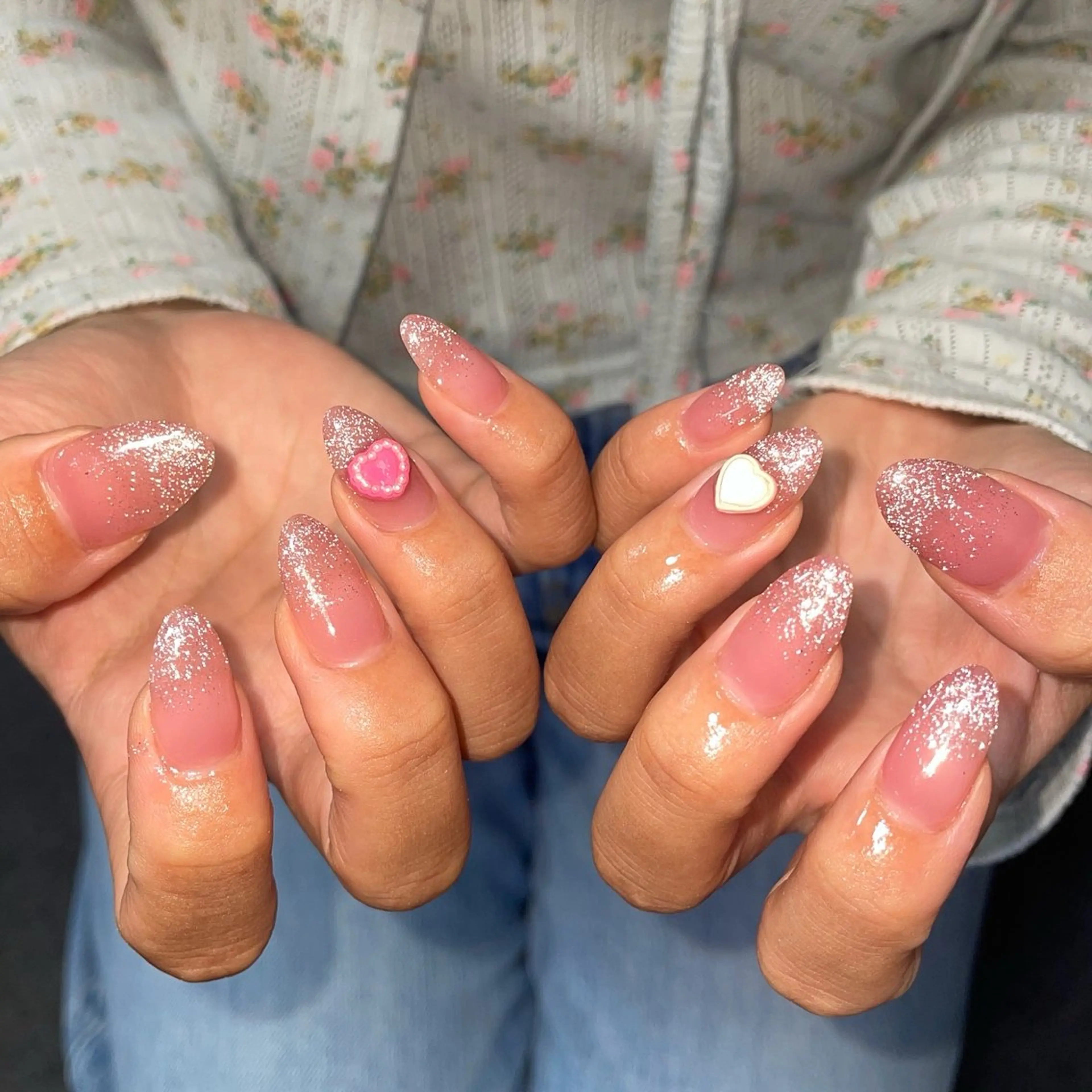 ネイル ガーリー ハート キラキラネイル ラメ(グリッター) ラメグラデーション ハンドネイル ハンドケア 🎀NAIL🎀 AI🪄︎︎◝✩のネイルデザイン