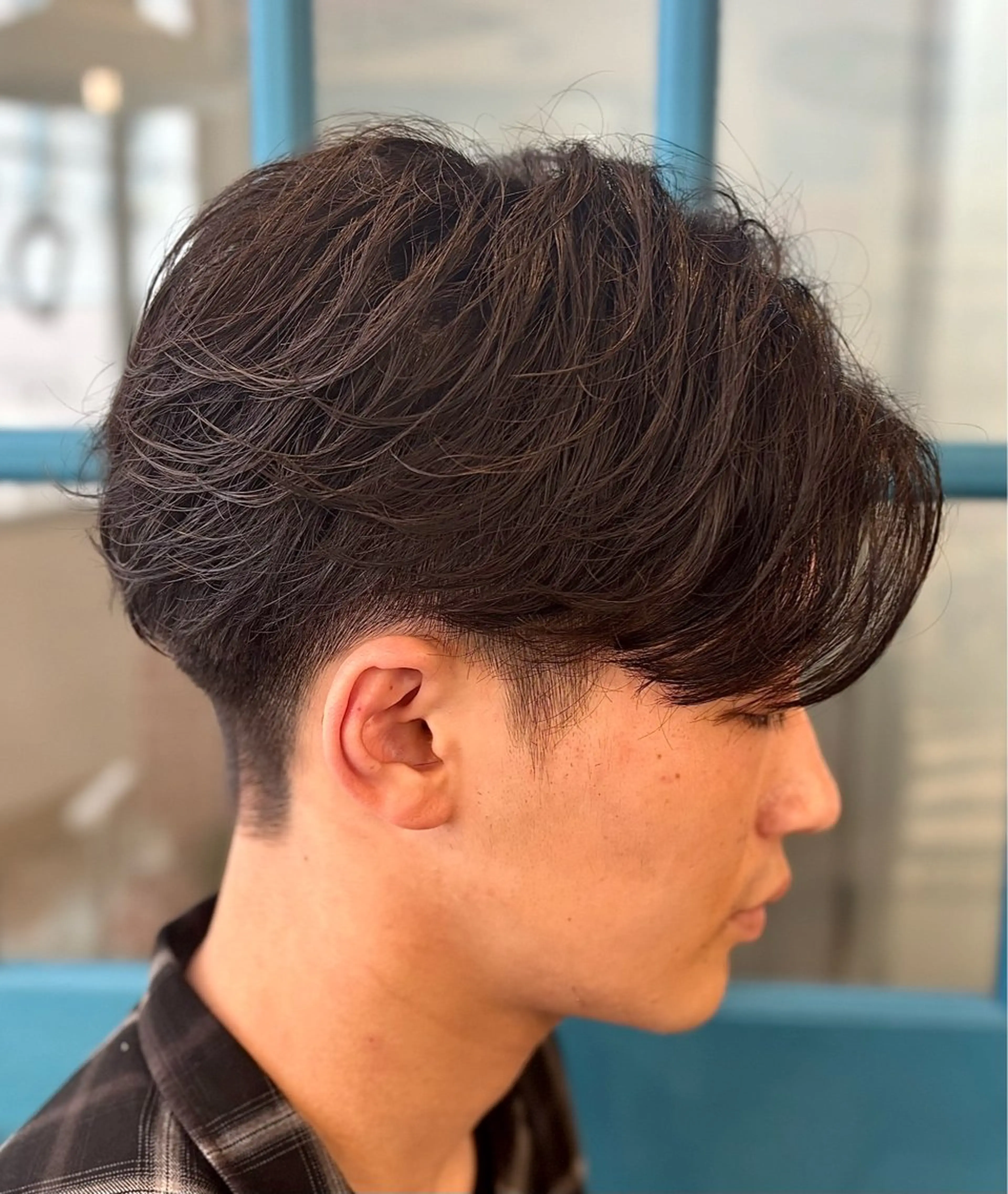 パーマ メンズ センターパート メンズパーマ カット パーマ トリートメント ショート、韓国メンズ ヘアのかつらぎのヘアスタイル