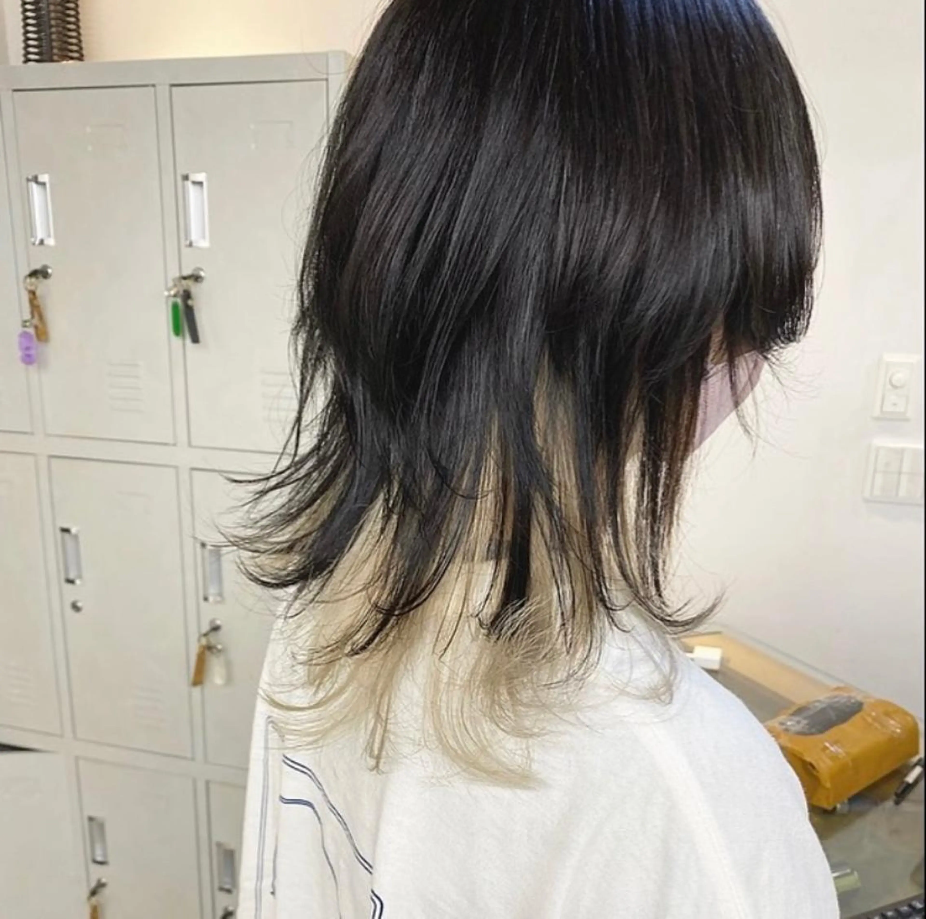 ミディアム カラー パーマ ヘアアレンジ メンズ キッズ ネイル マツエク・マツパ メンズブリーチ メンズウルフカット ブリーチ ウルフカット ホワイト 暖色系/透明感 治野心のヘアスタイル