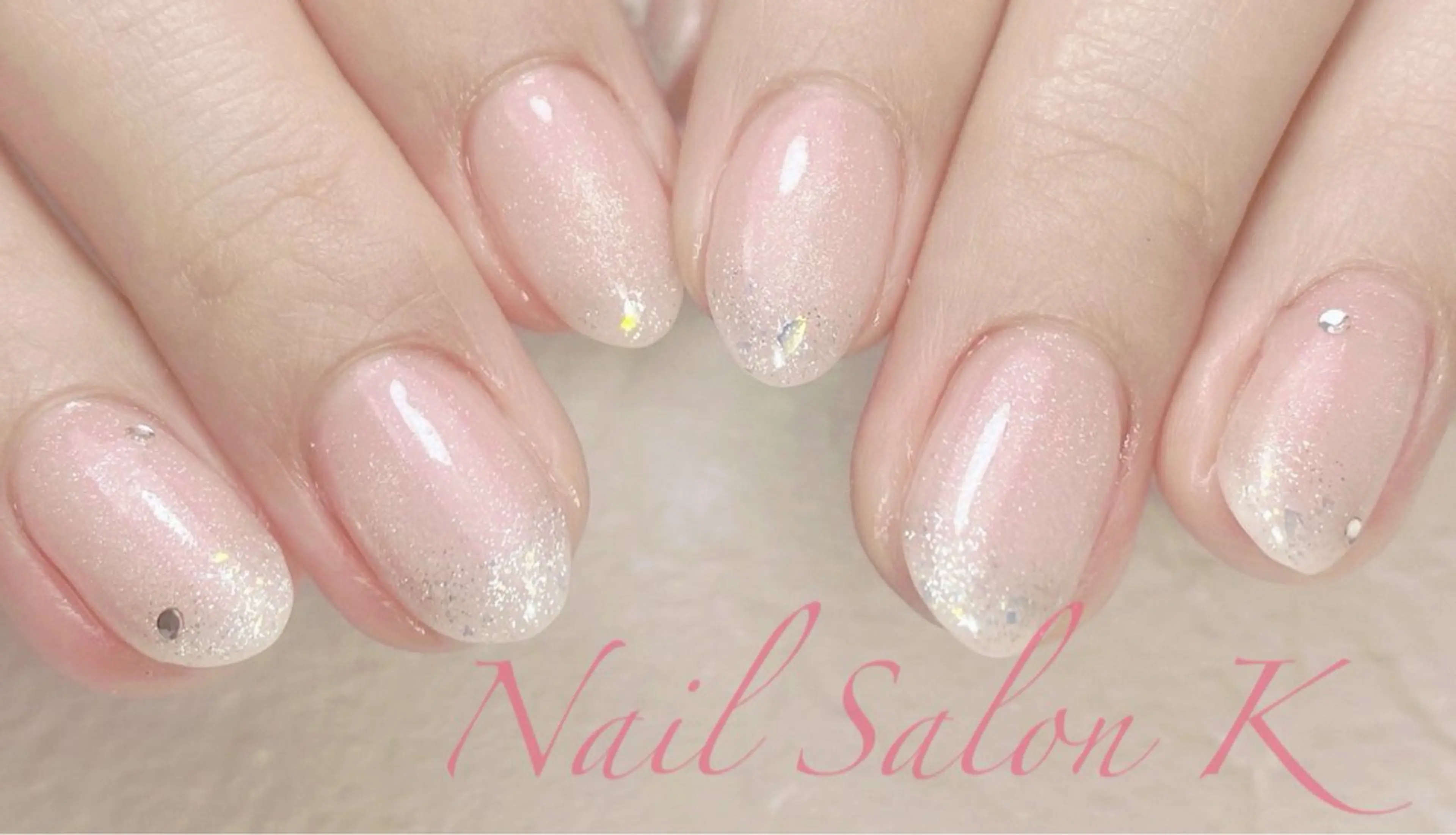 ネイル フラッシュネイル グラデーション マグネットネイル ストーンネイル ホワイト ハンドネイル Nail Salon K 🧸美爪育成のネイルデザイン