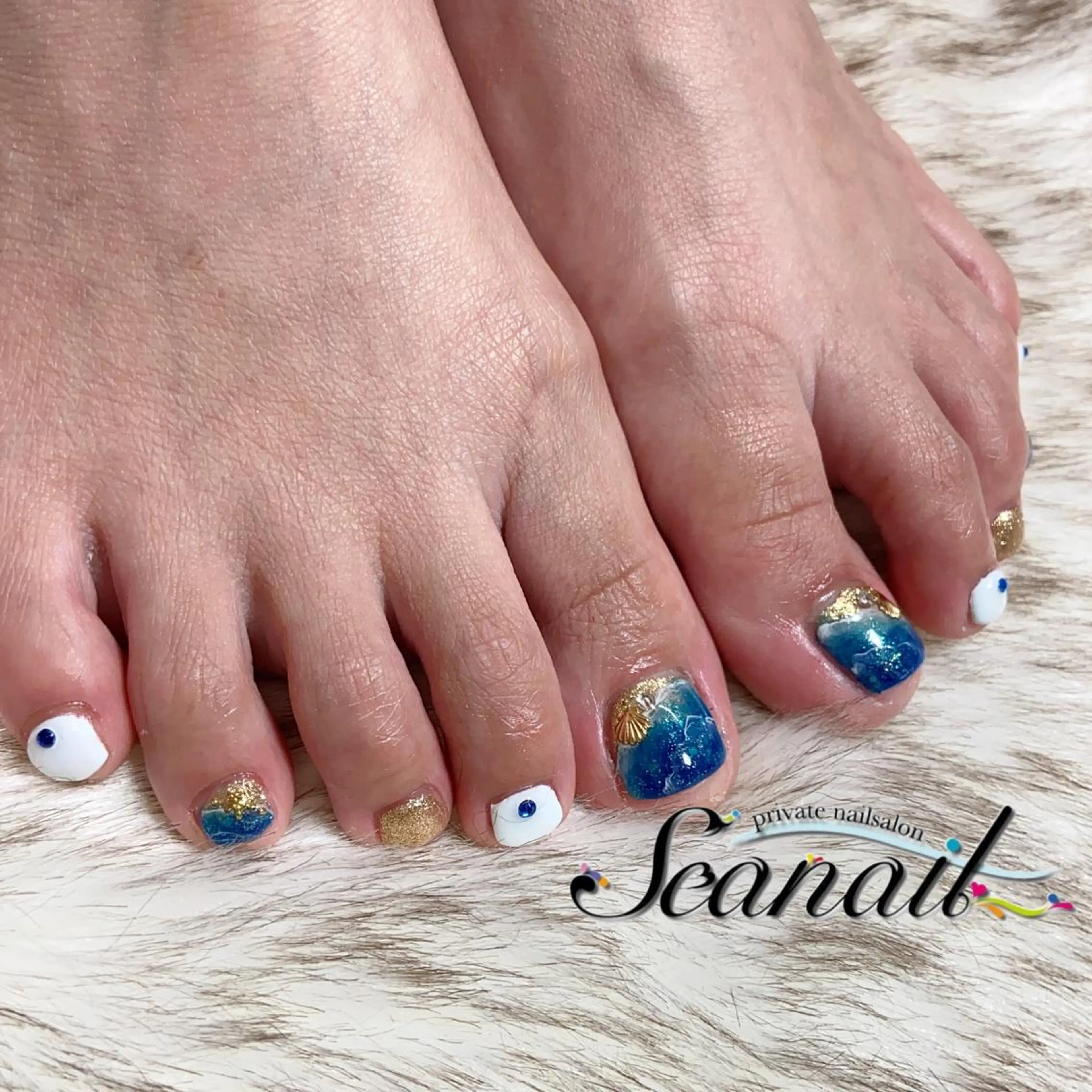 ネイル アートネイル ブルー フットネイル ジェルネイル ゴールド 小尾 栞のネイルデザイン