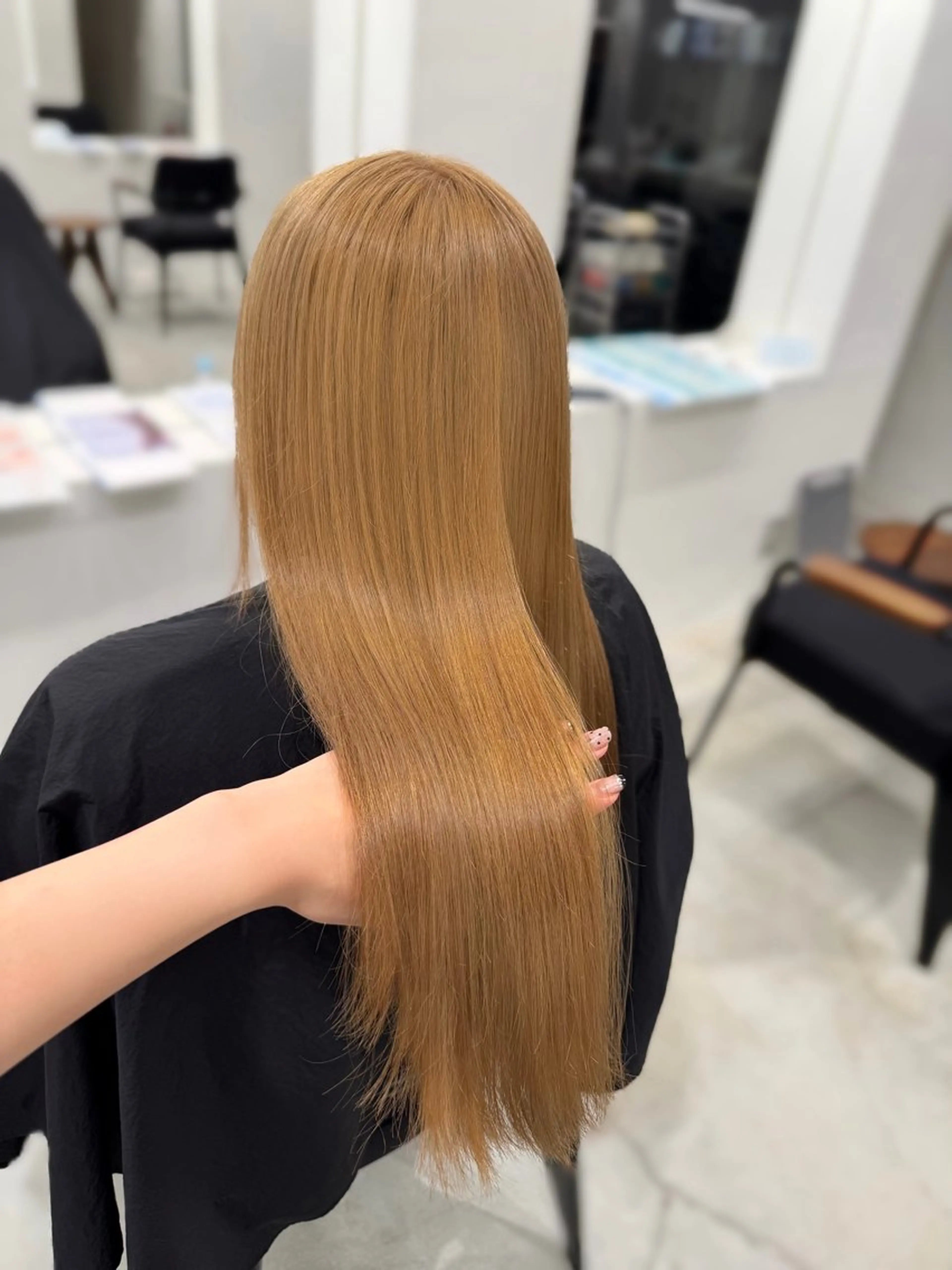 ロング カラー ベージュカラー ブリーチ 萩原 紗妃のヘアスタイル
