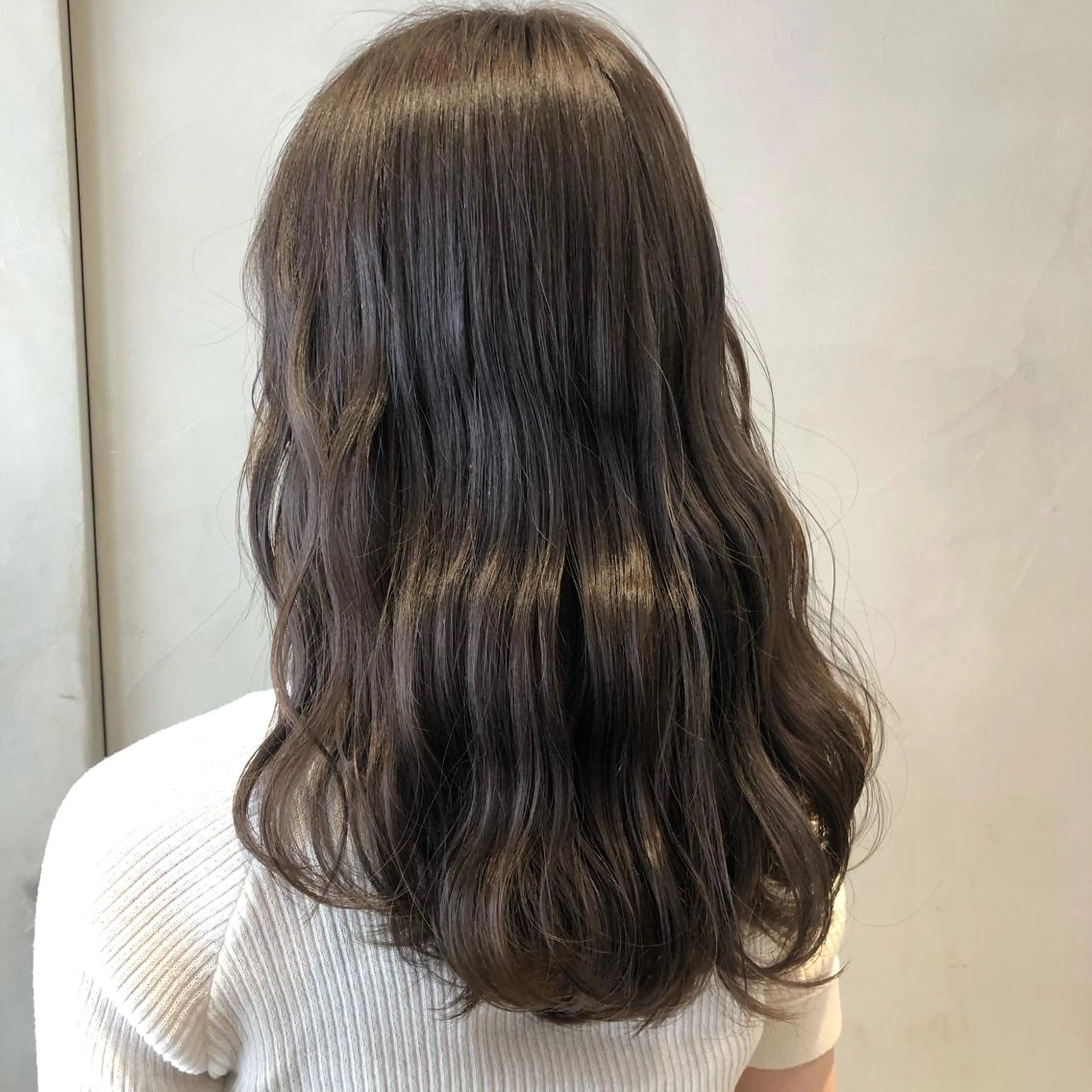 セミロング カラー ヘアカラー トリートメント 荒木 依莉亜のヘアスタイル