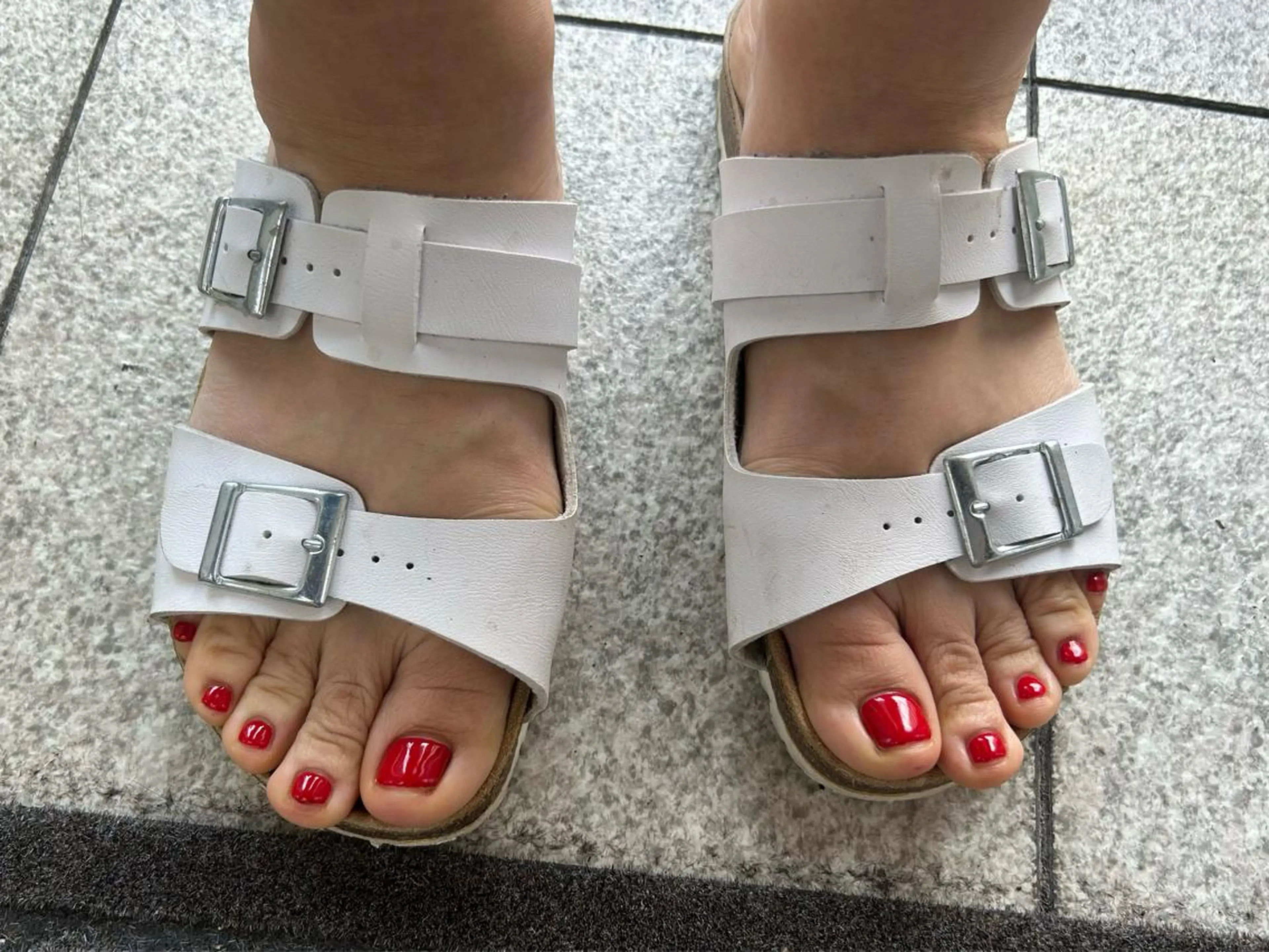 ネイル 赤色 シンプルネイル フットネイル Nail Salon agré所属・agré ネイルサロン　アグレのネイルデザイン