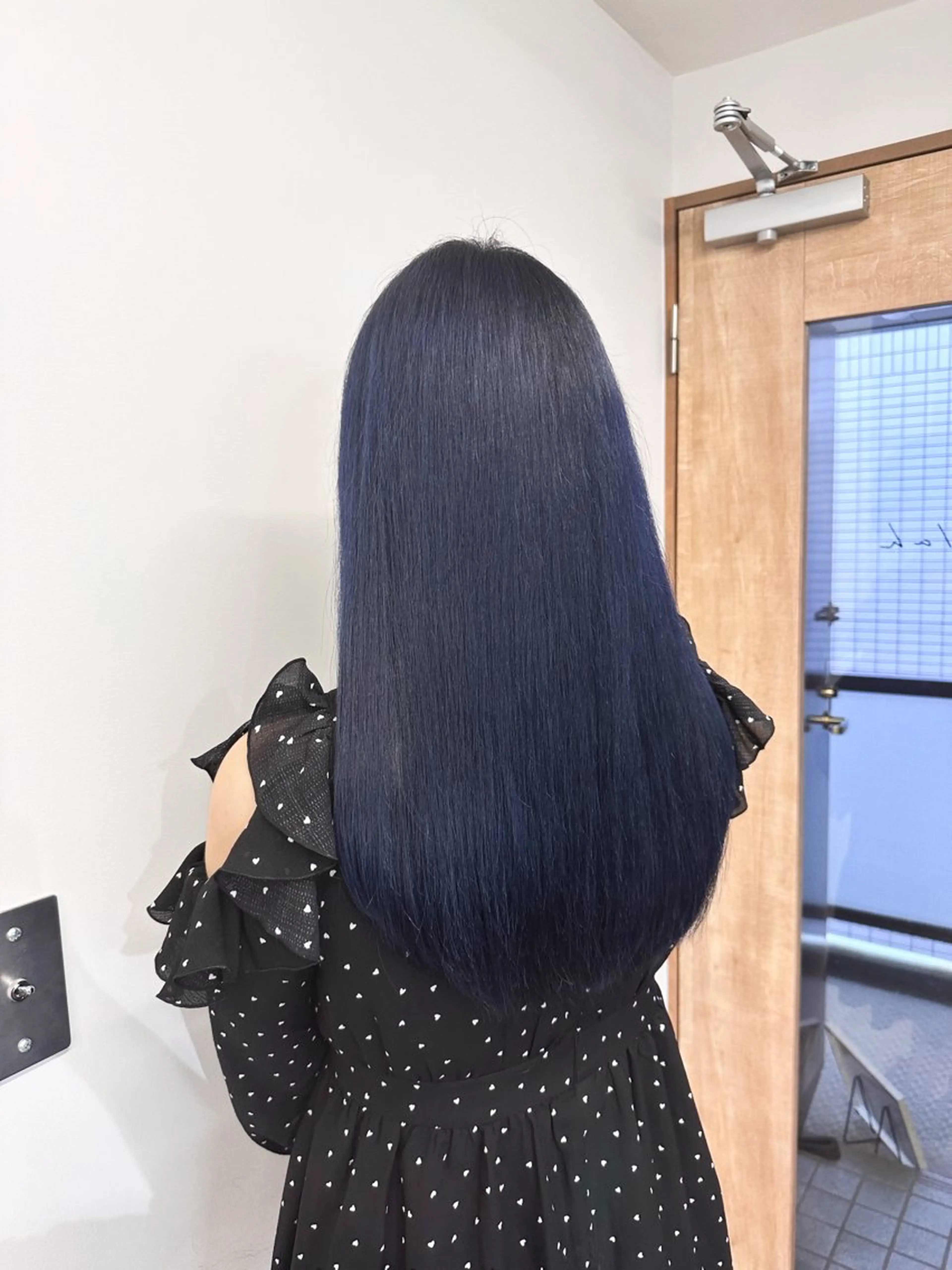 ロング カラー ロングレイヤー 黒髪 ブリーチ ブルーカラー ブルーブラック カット ヘアカラー ブリーチ/ニュアンス パーマ/hinaのヘアスタイル