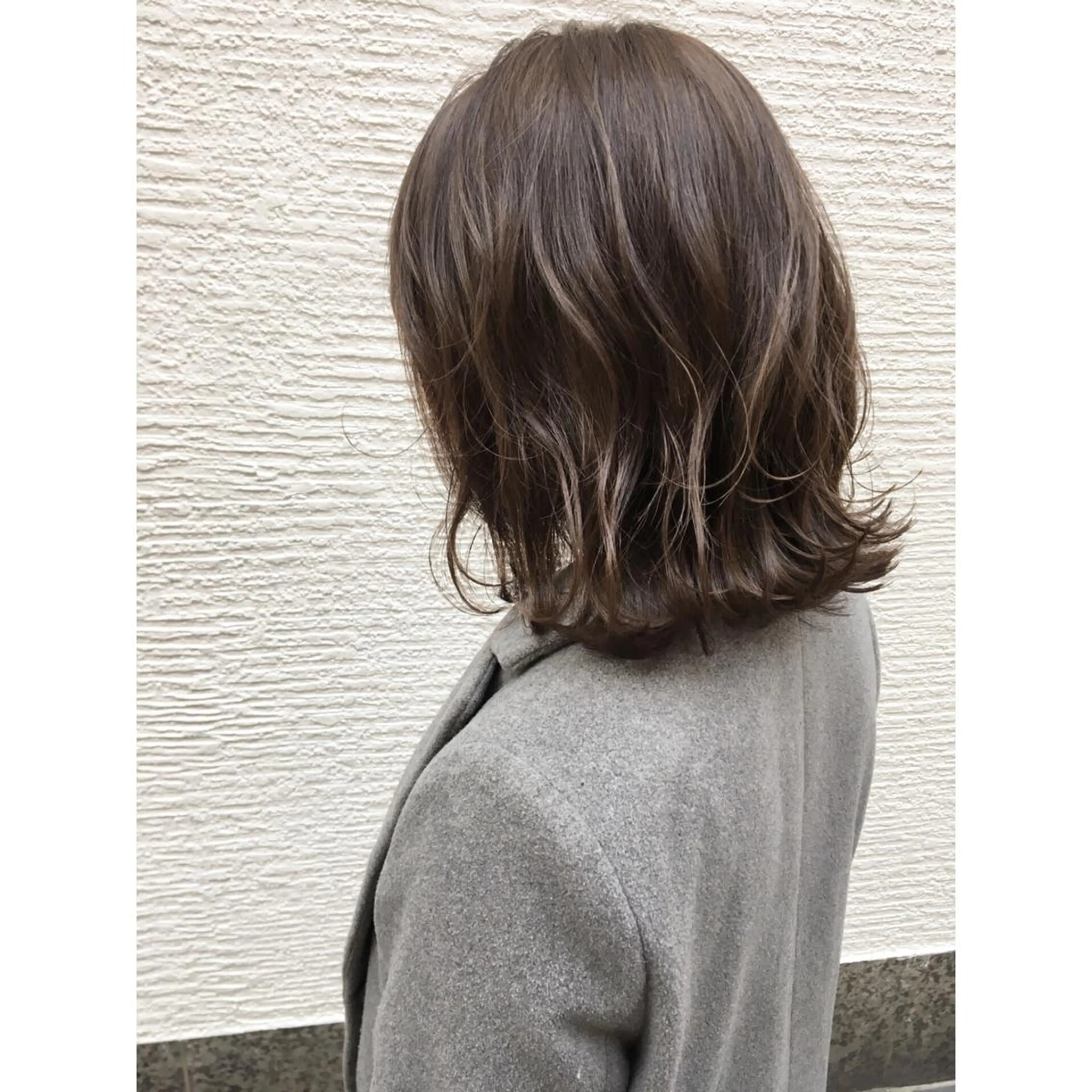 ミディアム カラー 切りっぱなしボブ 透明感カラー グレージュ ハイライトカラー ボブ OFF YUYAのヘアスタイル