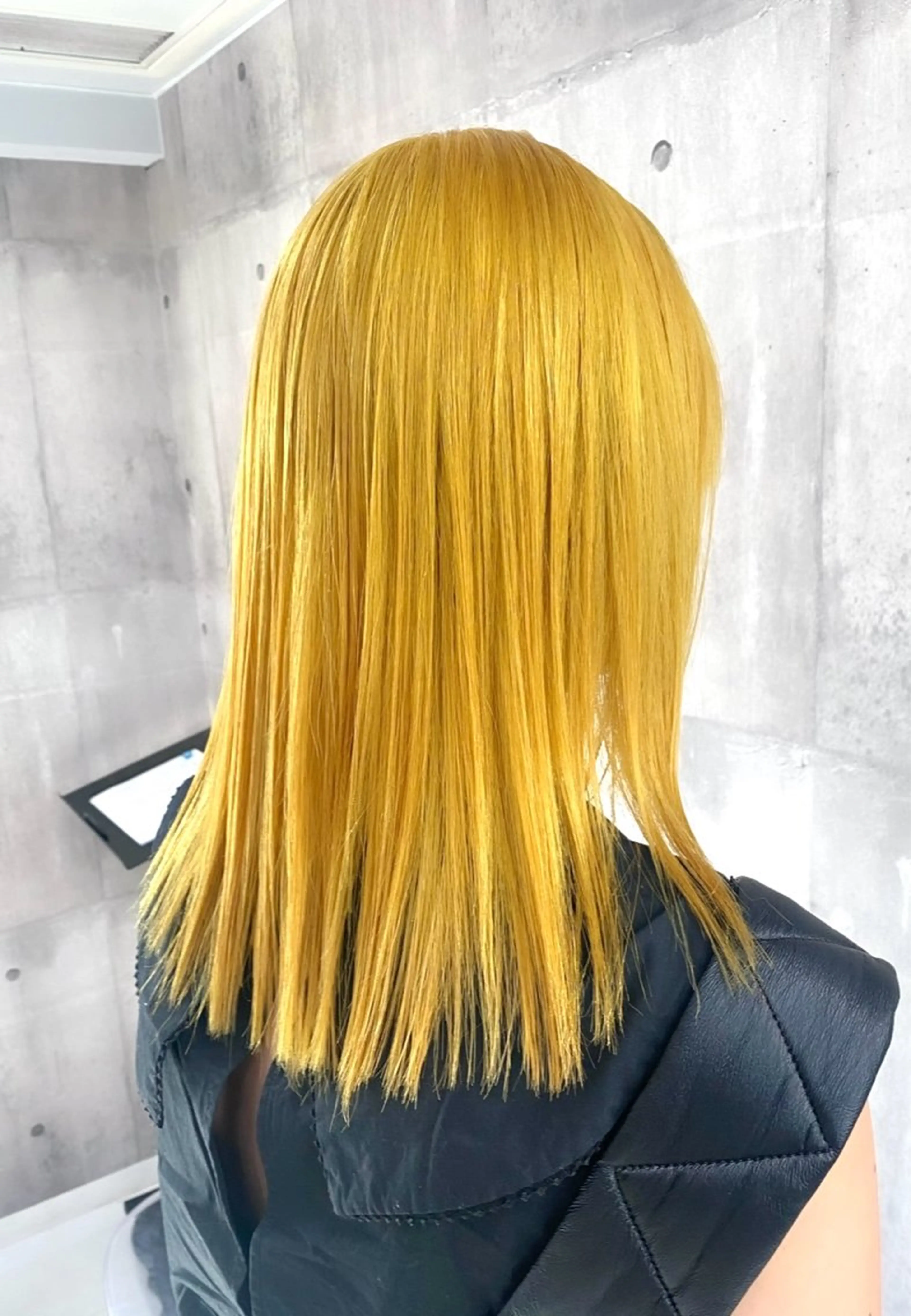 セミロング カラー ヘアカラー トリートメント ヘアセット HARUKA🖤 ハイトーンのヘアスタイル