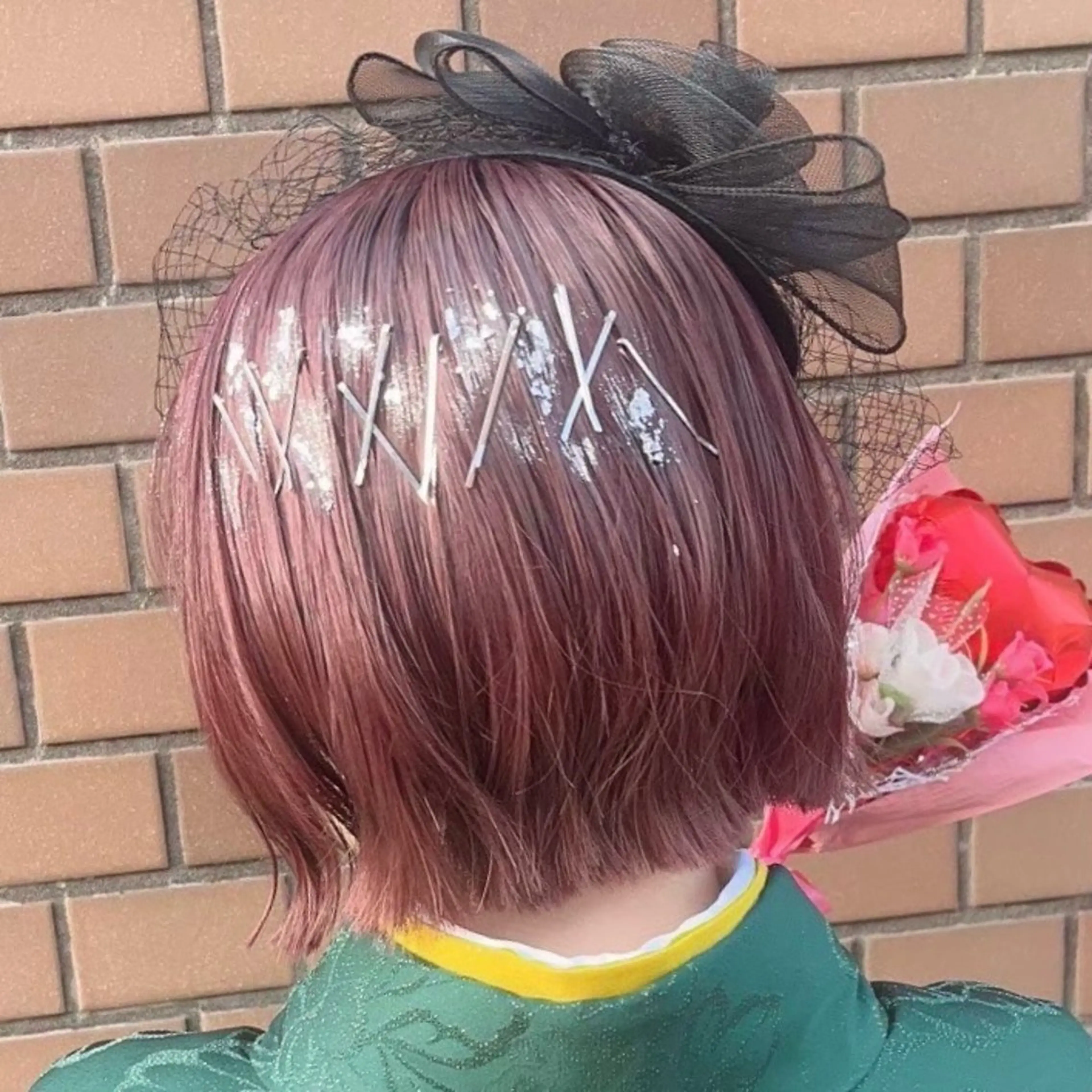 ショート ボブ 卒業式のヘアスタイル ヘアセット 艶暖色カラー🍒 縮毛矯正ほののヘアスタイル