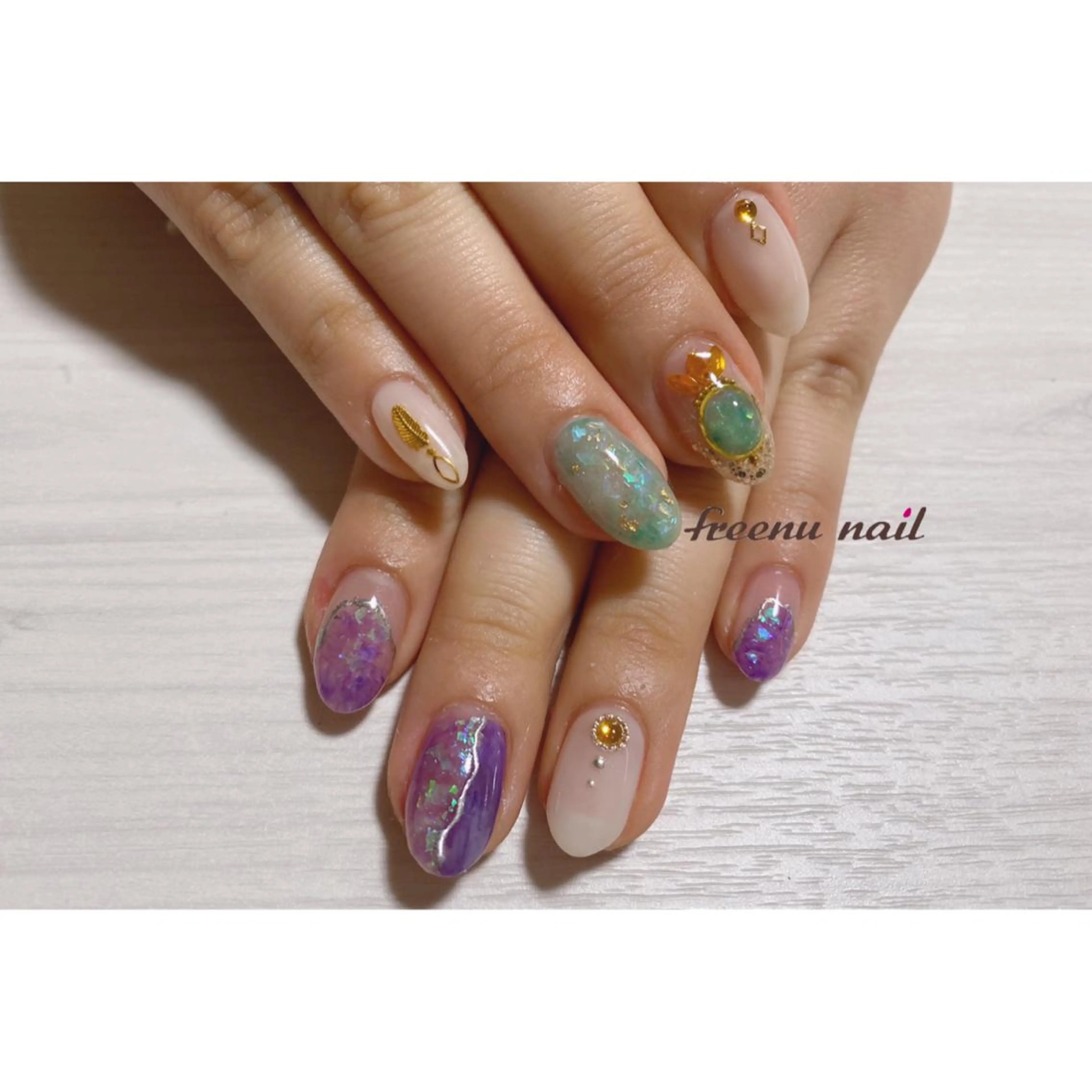 ネイル キラキラネイル ニュアンスネイル freenu nail【24H】のネイルデザイン