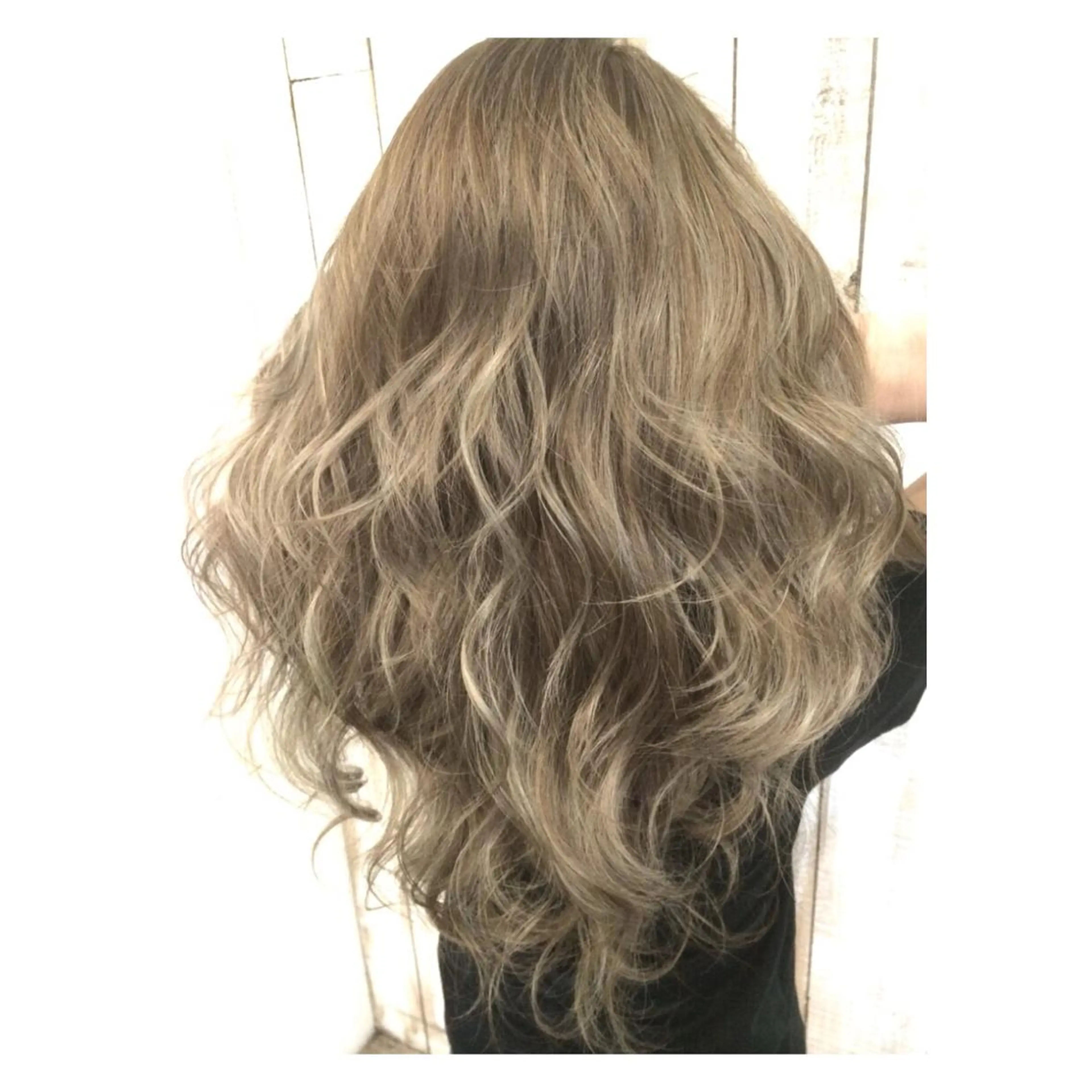 ロング カラー バレイヤージュ ベージュカラー レイヤーカット 井上 一平のヘアスタイル