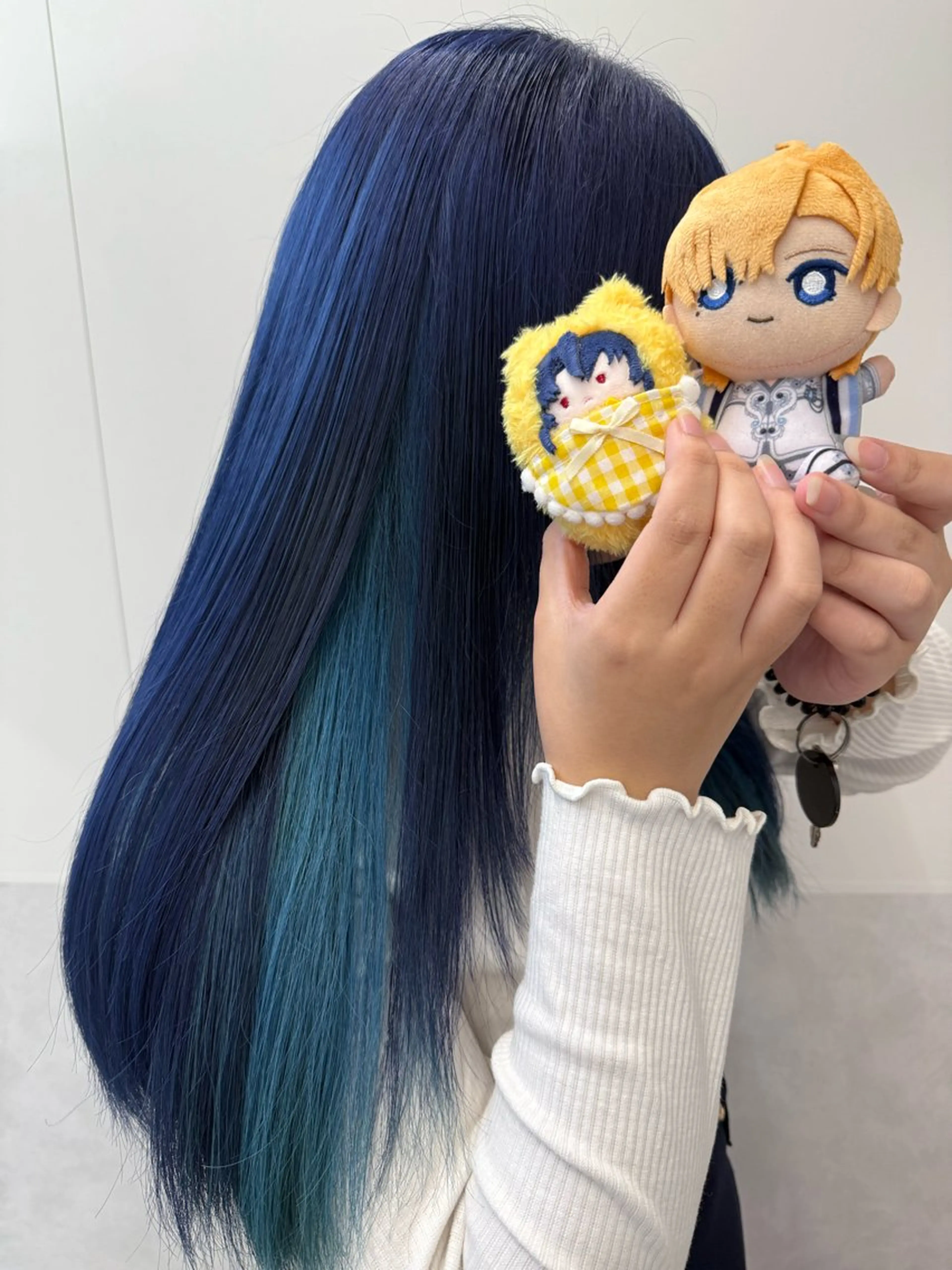 ミディアム カラー ブリーチ ケアブリーチ ネイビーカラー ヘアカラー トリートメント インナーカラー/推し ウルフ/アニメカラーのヘアスタイル