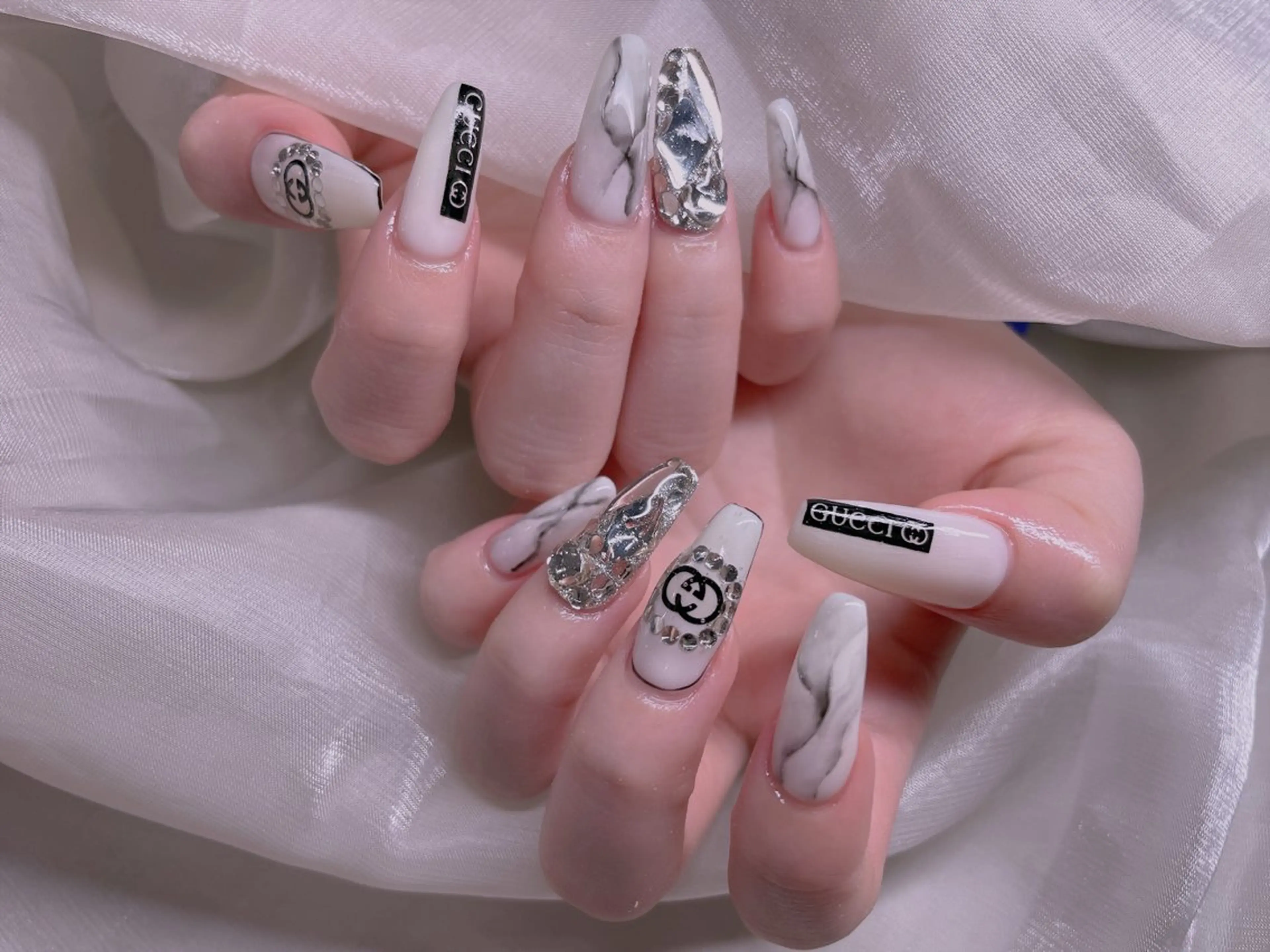 ネイル ブルー チークネイル フレンチネイル ハート ホログラムネイル 美爪パラジェル導入店 Sunnilyのネイルデザイン