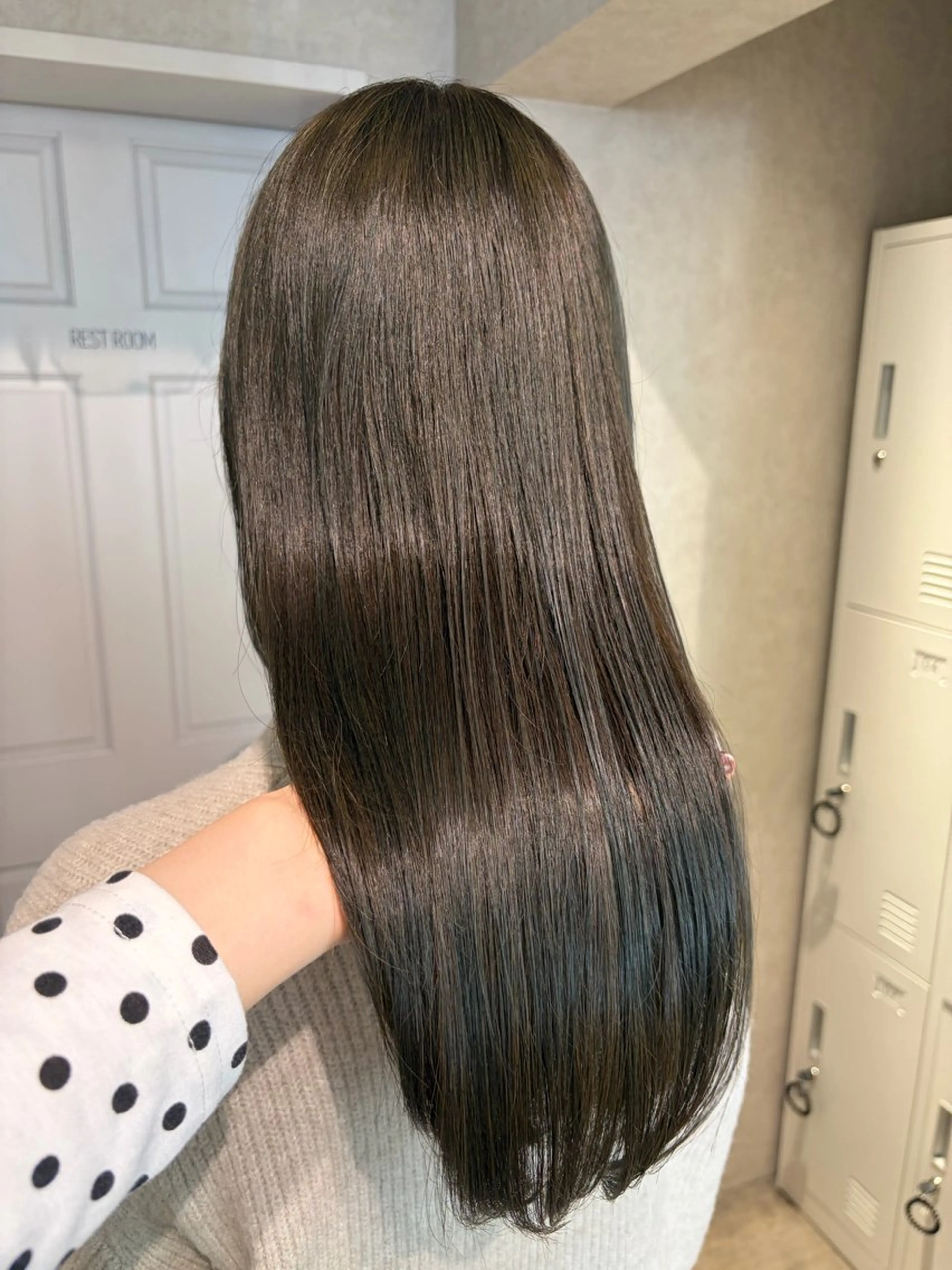 ロング カラー グレージュ オリーブグレージュ オリーブグレー ヘアカラー ハイトーン/ ネイル💅まりなのヘアスタイル