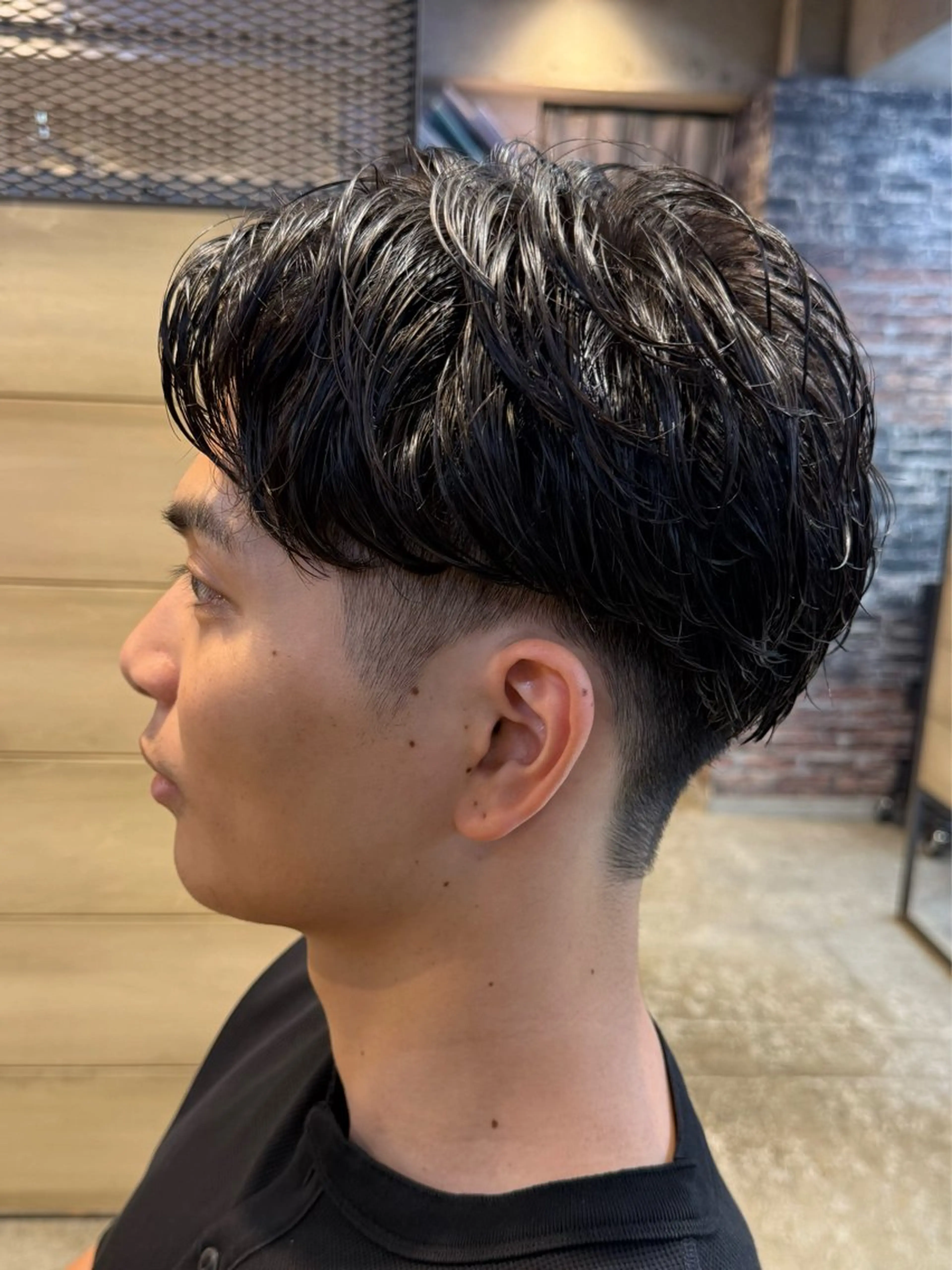 ショート パーマ メンズ ビジネス センターパート フェードカット フェザーパーマ メンズ韓国風 カット パーマ トリートメント ヘアセット amie高崎所属・高崎メンズパーマ 髪質改善TAKEのヘアスタイル