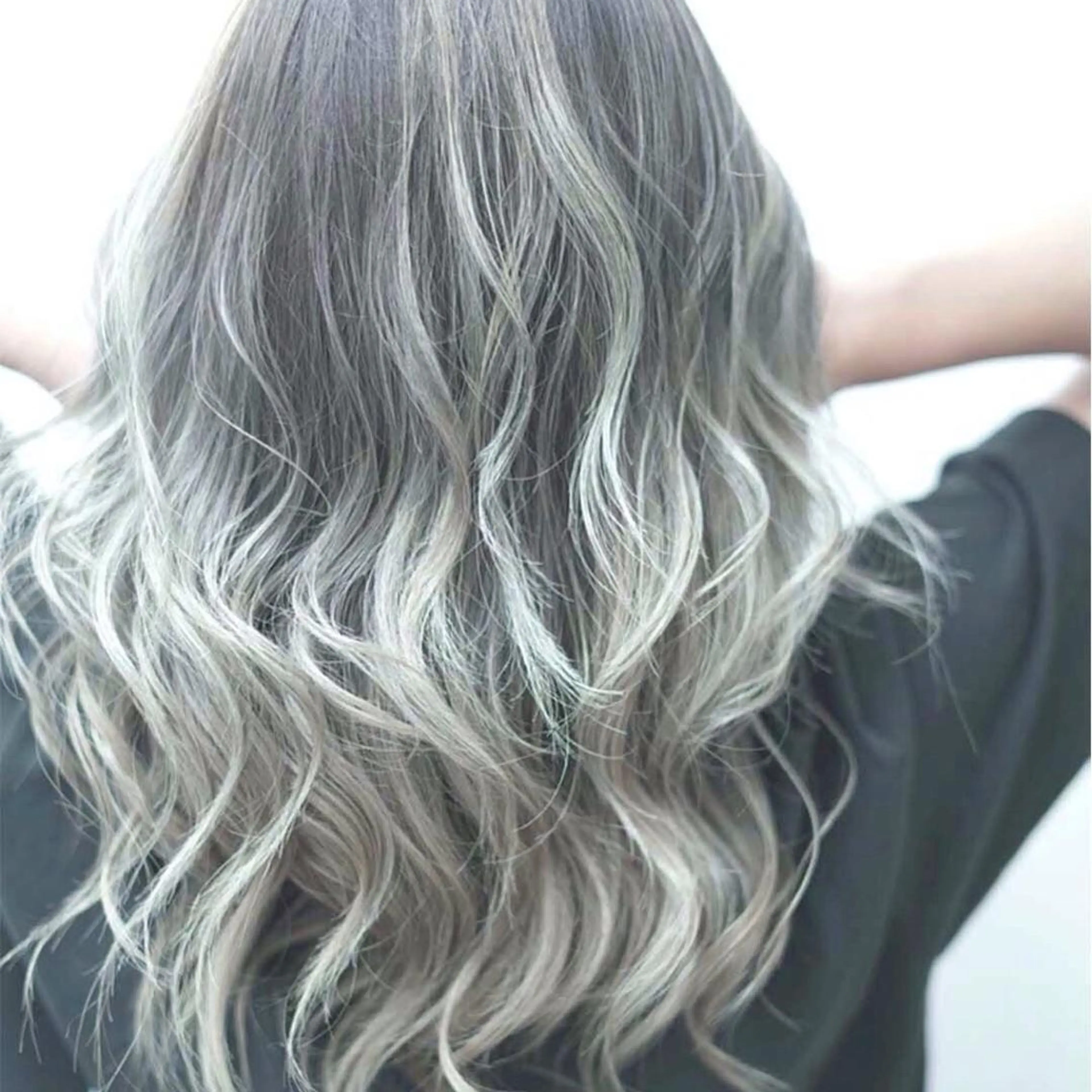 セミロング カラー グラデーションカラー ハイライトカラー ハイライト ヤナ マネージャーのヘアスタイル