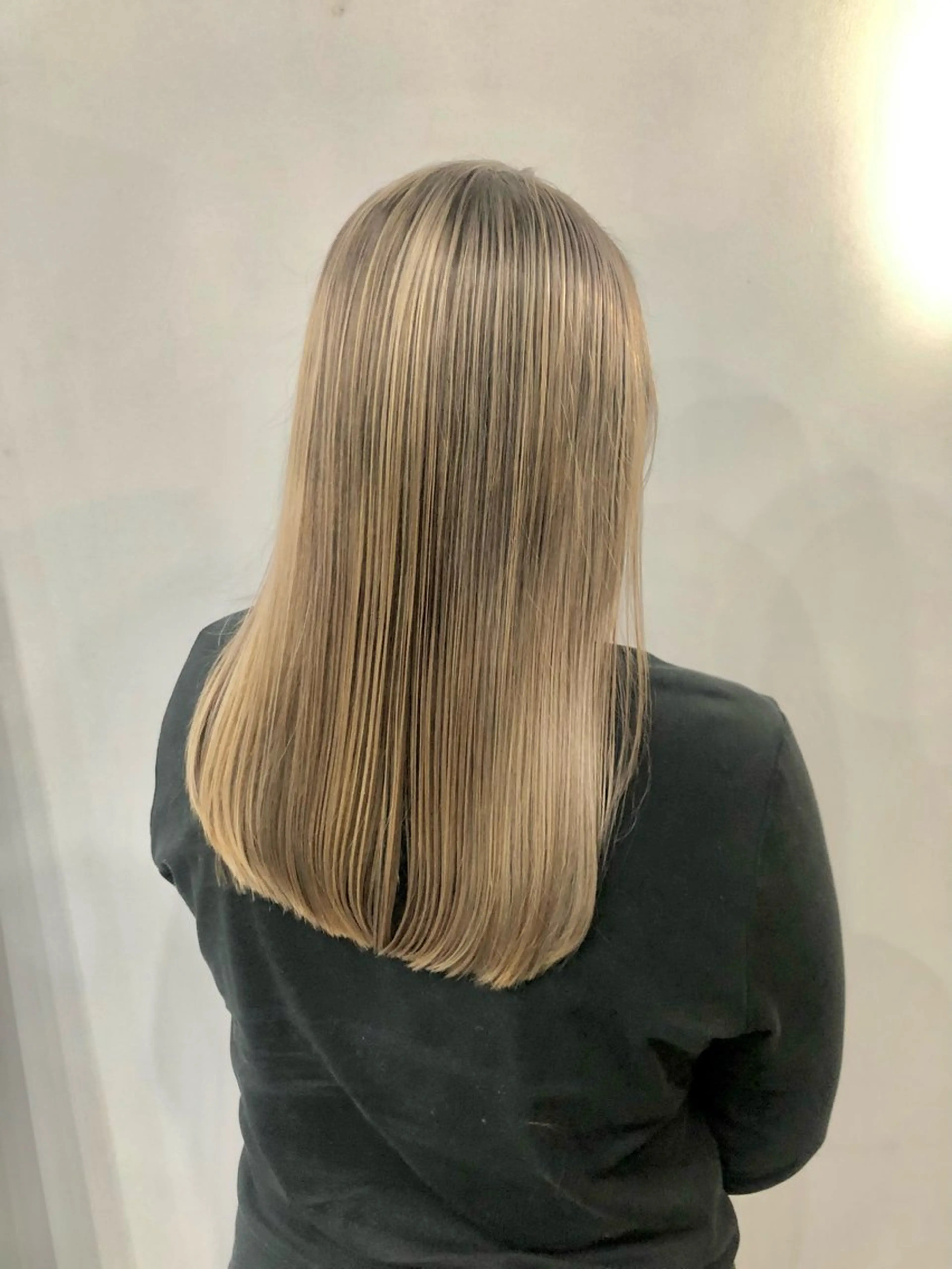 セミロング カラー バレイヤージュ レイヤーカット 篠崎 佑季のヘアスタイル