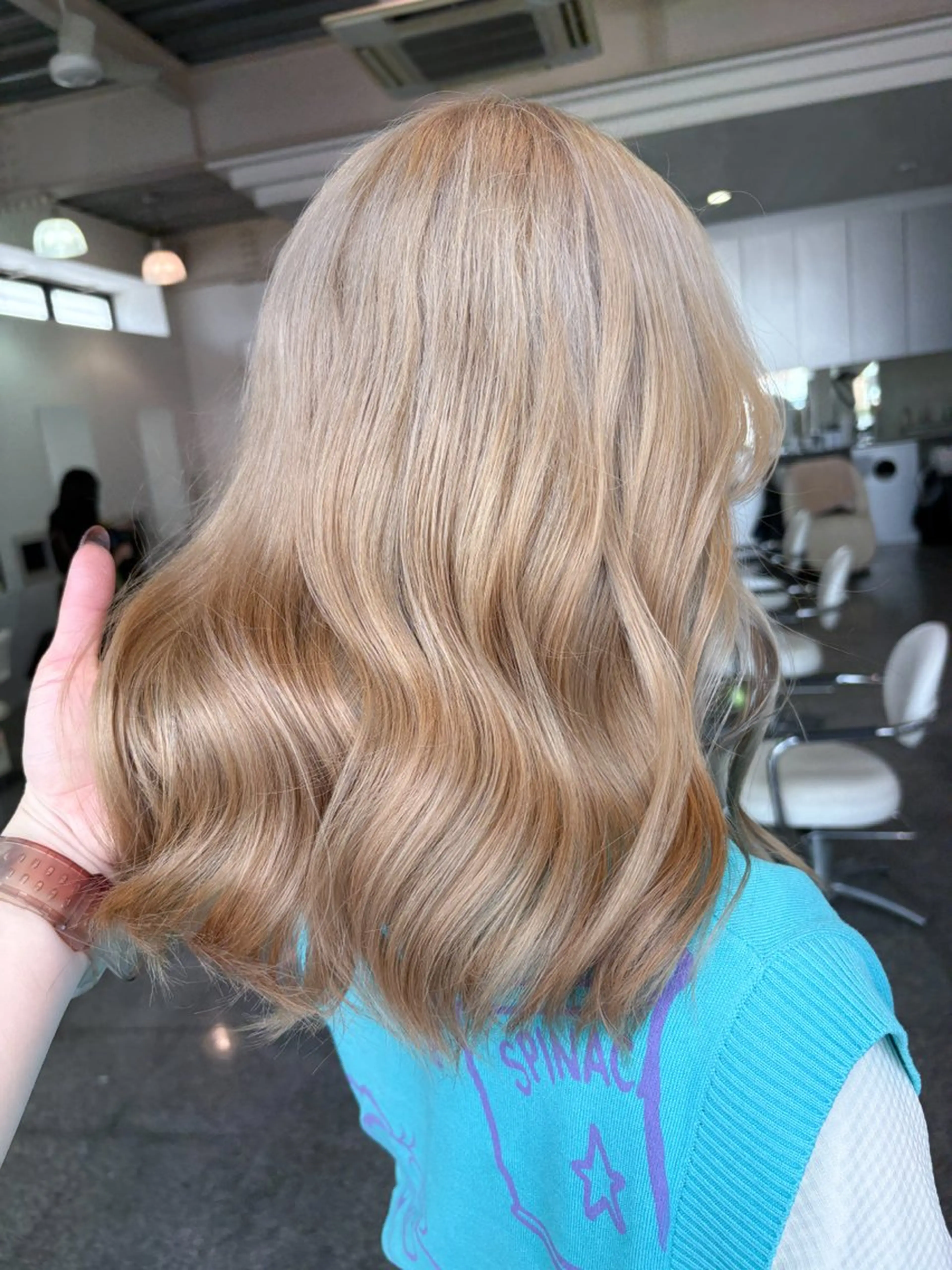 ミディアム カラー ブリーチ ブロンド ハイトーン/ブリーチ 🤍足立里湖のヘアスタイル