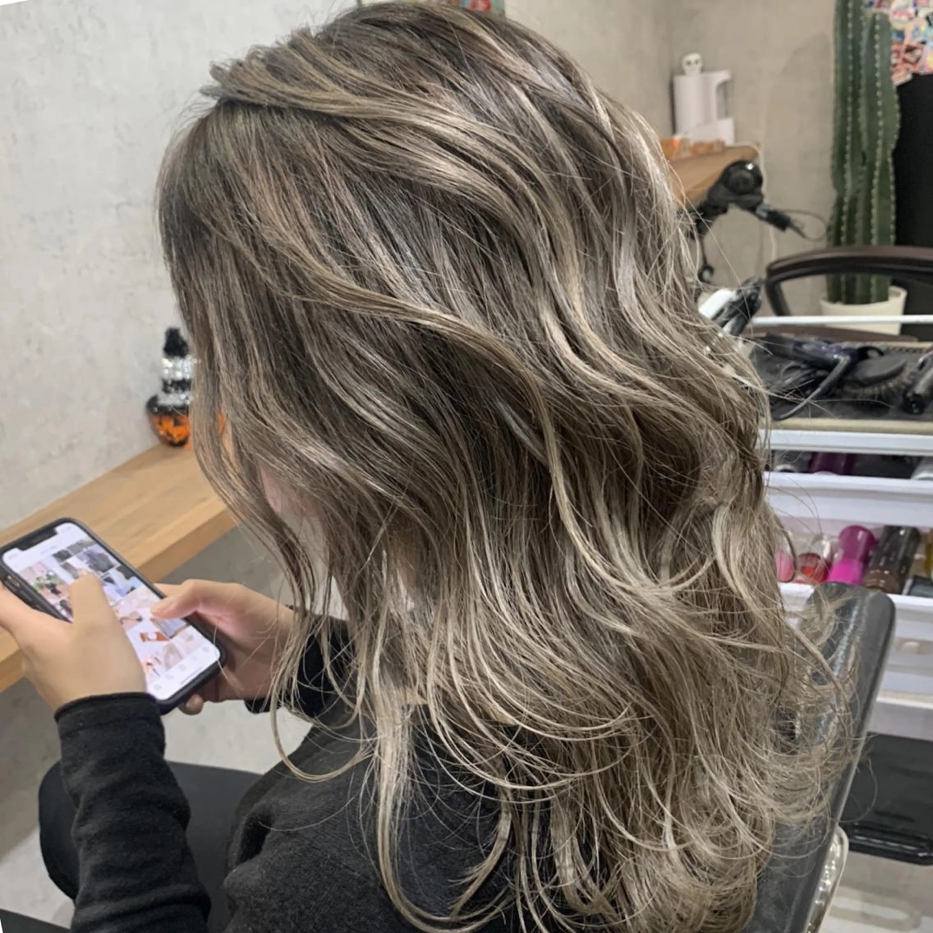 セミロング アッシュ ミストバング 外国人風カラー ハイライト かきあげバング ヘアカラー 松井那津子 /ハイライトブリーチのヘアスタイル