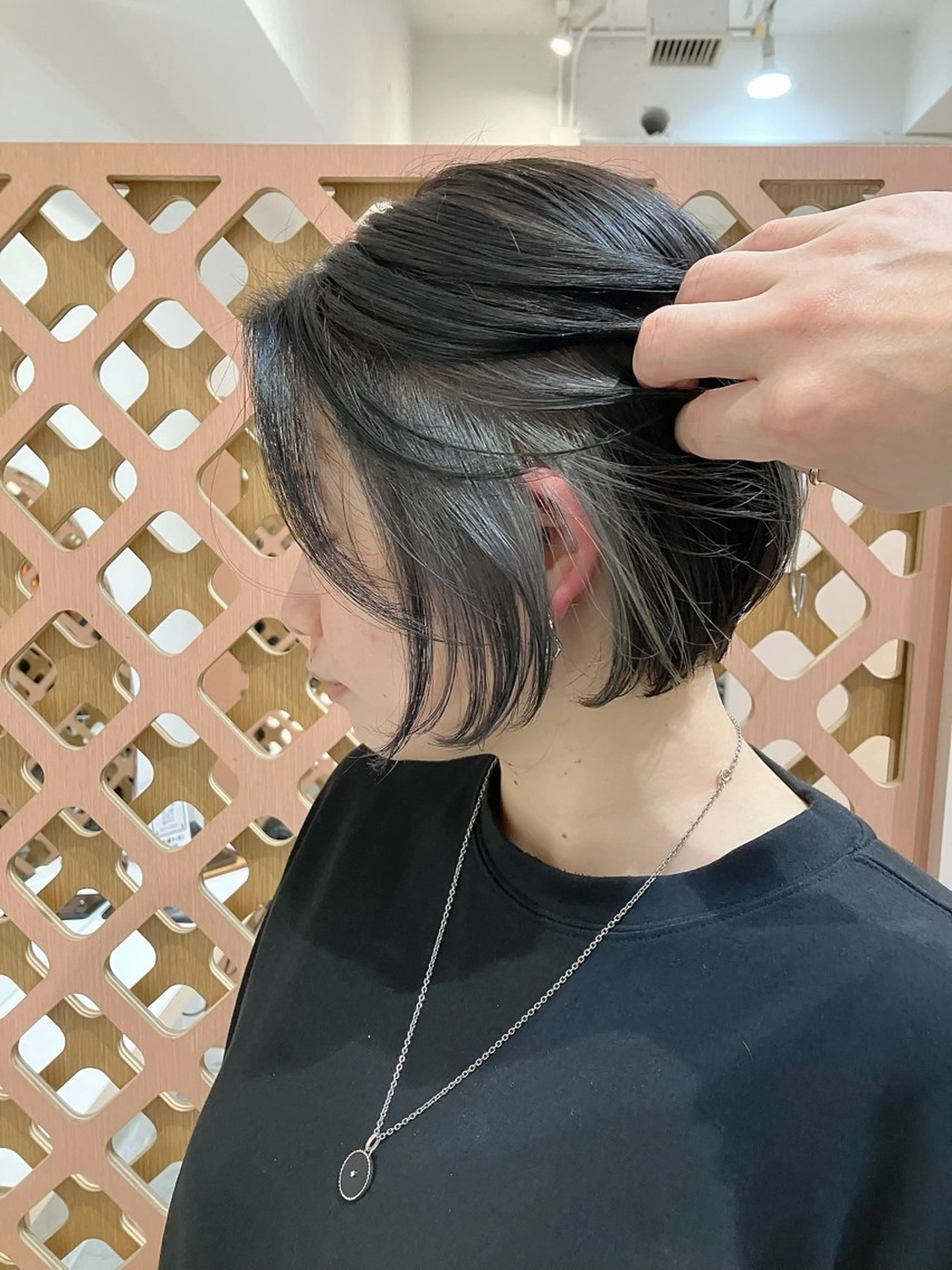 ショート カラー イヤリングカラー インナーカラー ボブ ショートヘア 川間 将彦のヘアスタイル