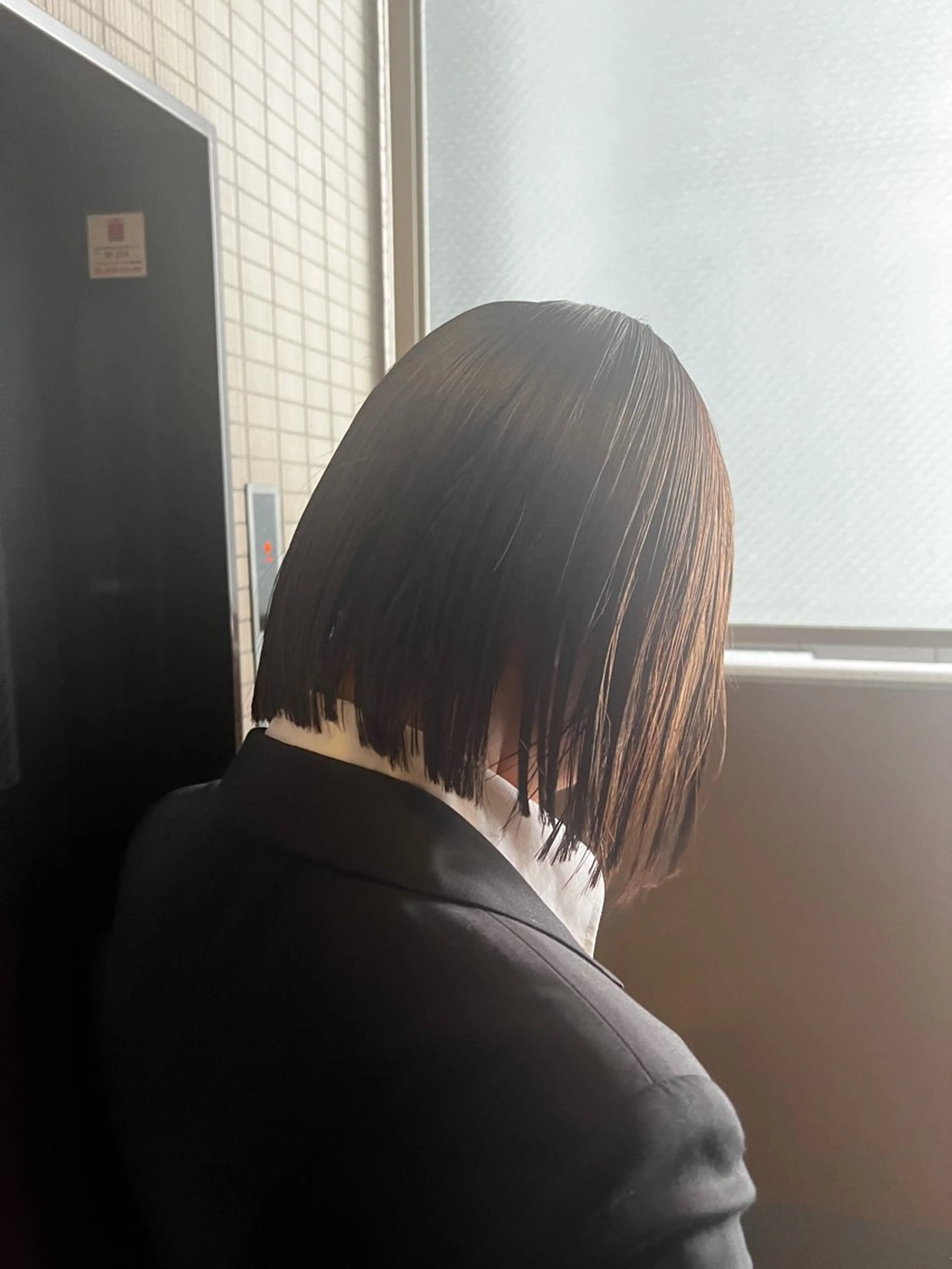 ショート パープルカラー 天使の羽バング・フェザーバング 韓国風ヘア オン眉 シースルーバング カット BEACH　HAIR&NAIL所属・両国駅徒歩1分⭐️ アイロン仕上げのヘアスタイル