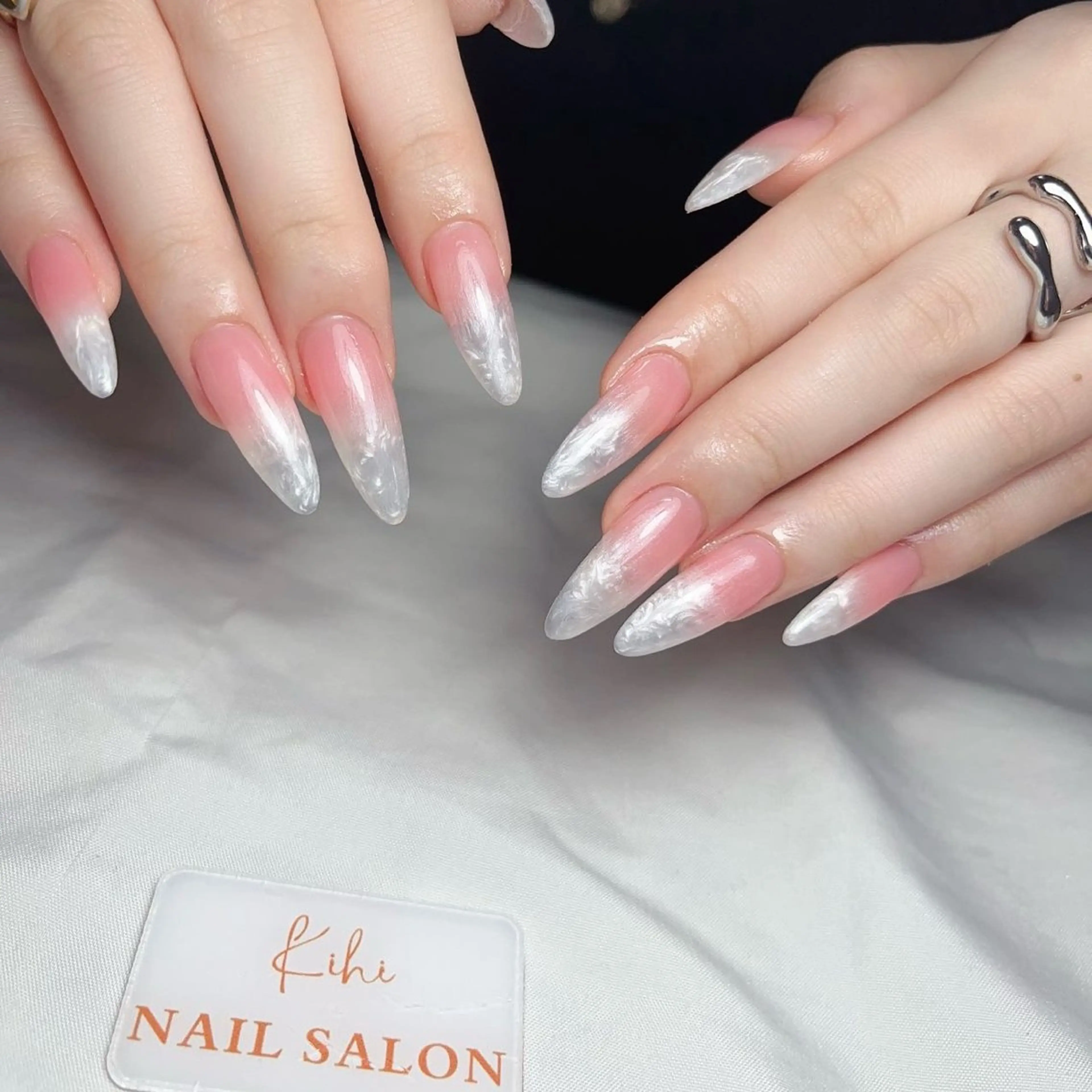 ネイル アートネイル フレンチネイル ジェルネイル グラデーション 韓国ネイル ハンドネイル 💕鈴木ユリ パラジェル/オフ無料のネイルデザイン