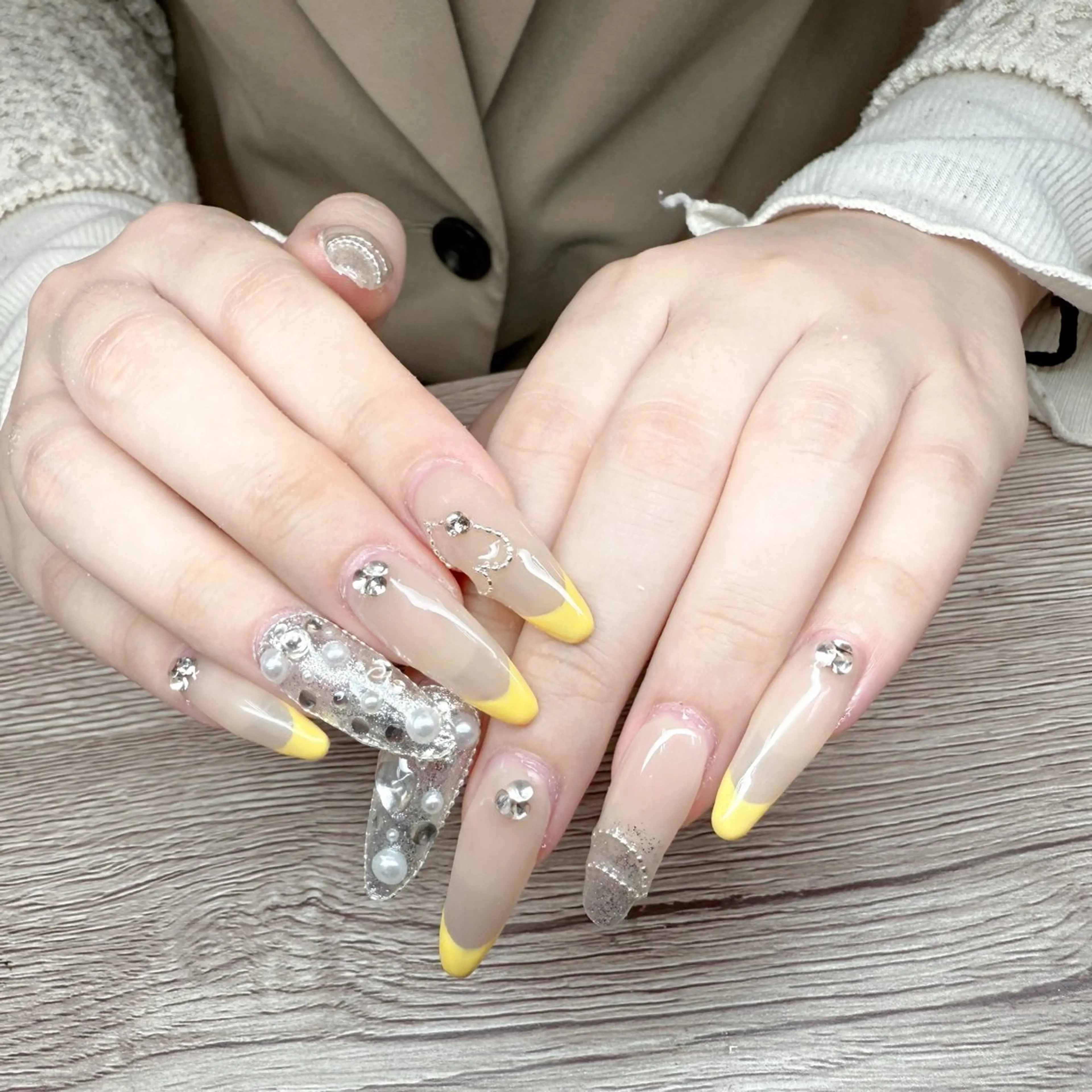 ネイル 長さ出し フレンチネイル 持ち込み 黄色 ハンドネイル 松山 碧のエステ・リラクイメージ