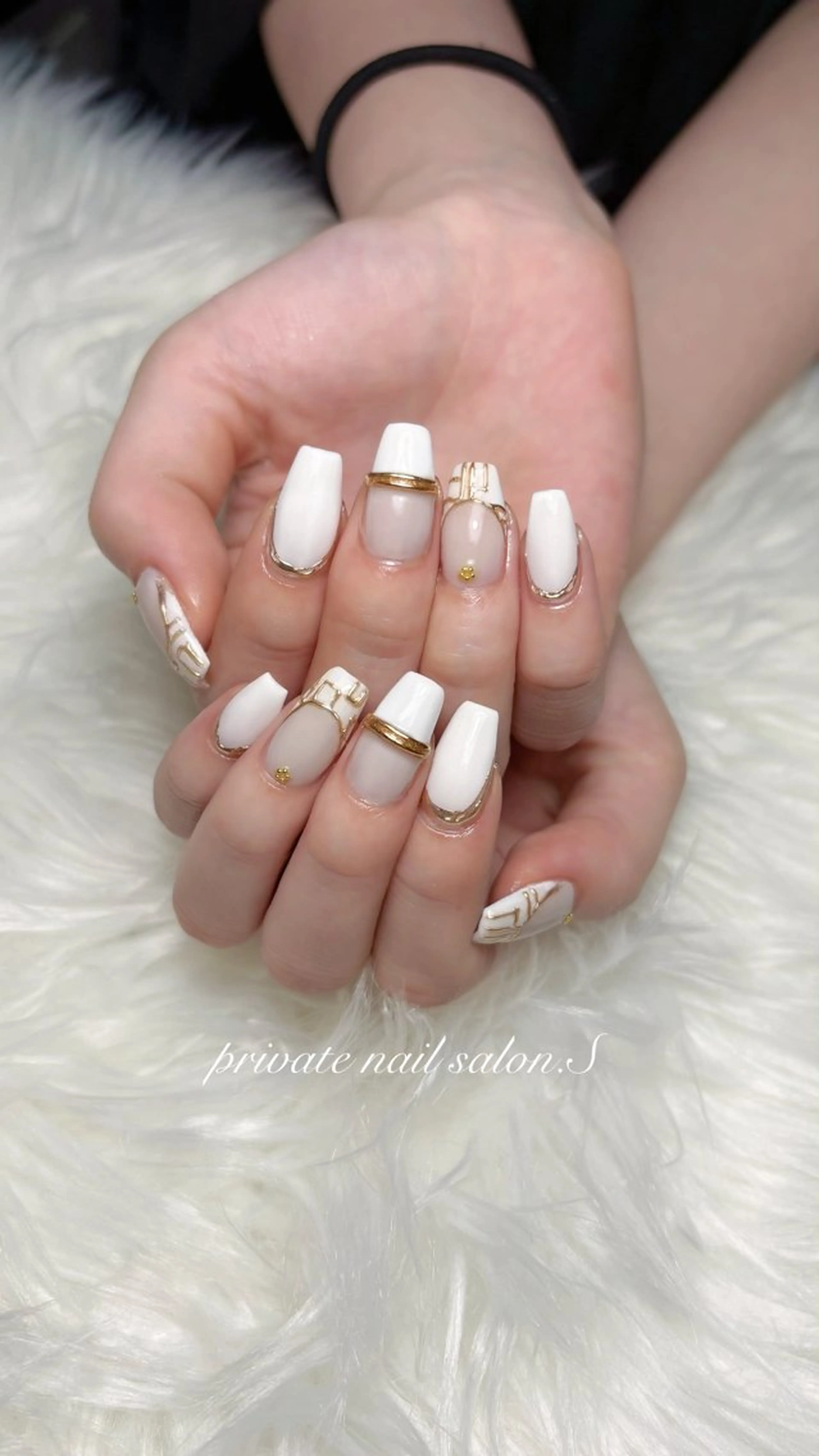ネイル ジェルネイル ゴールド 持ち込み スカルプネイル ホワイト ハンドネイル 関山 志乃のネイルデザイン