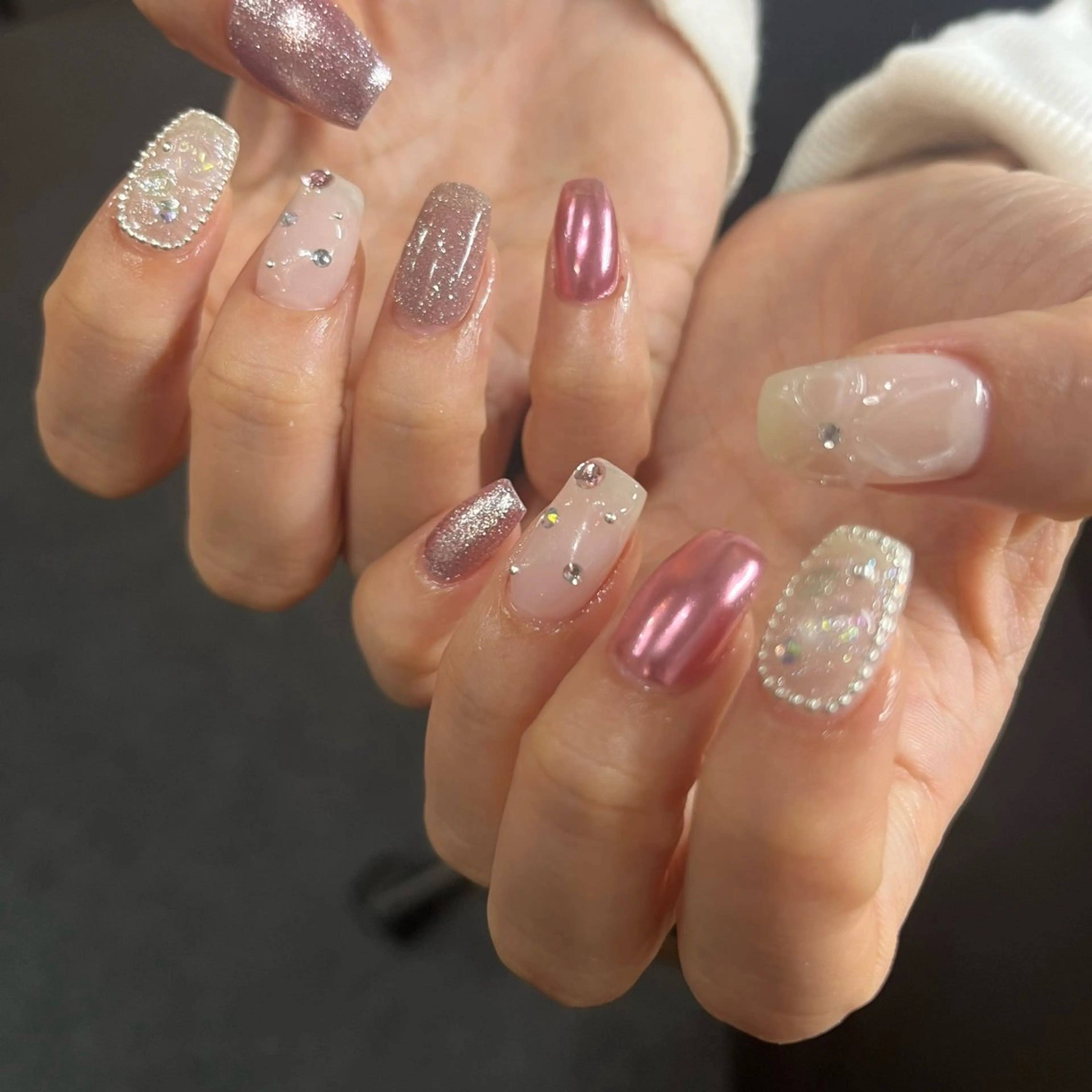 ネイル ガーリー キラキラネイル ミラーネイル ピンク リボン ハンドネイル ハンドケア 🎀NAIL🎀 AI🪄︎︎◝✩のネイルデザイン