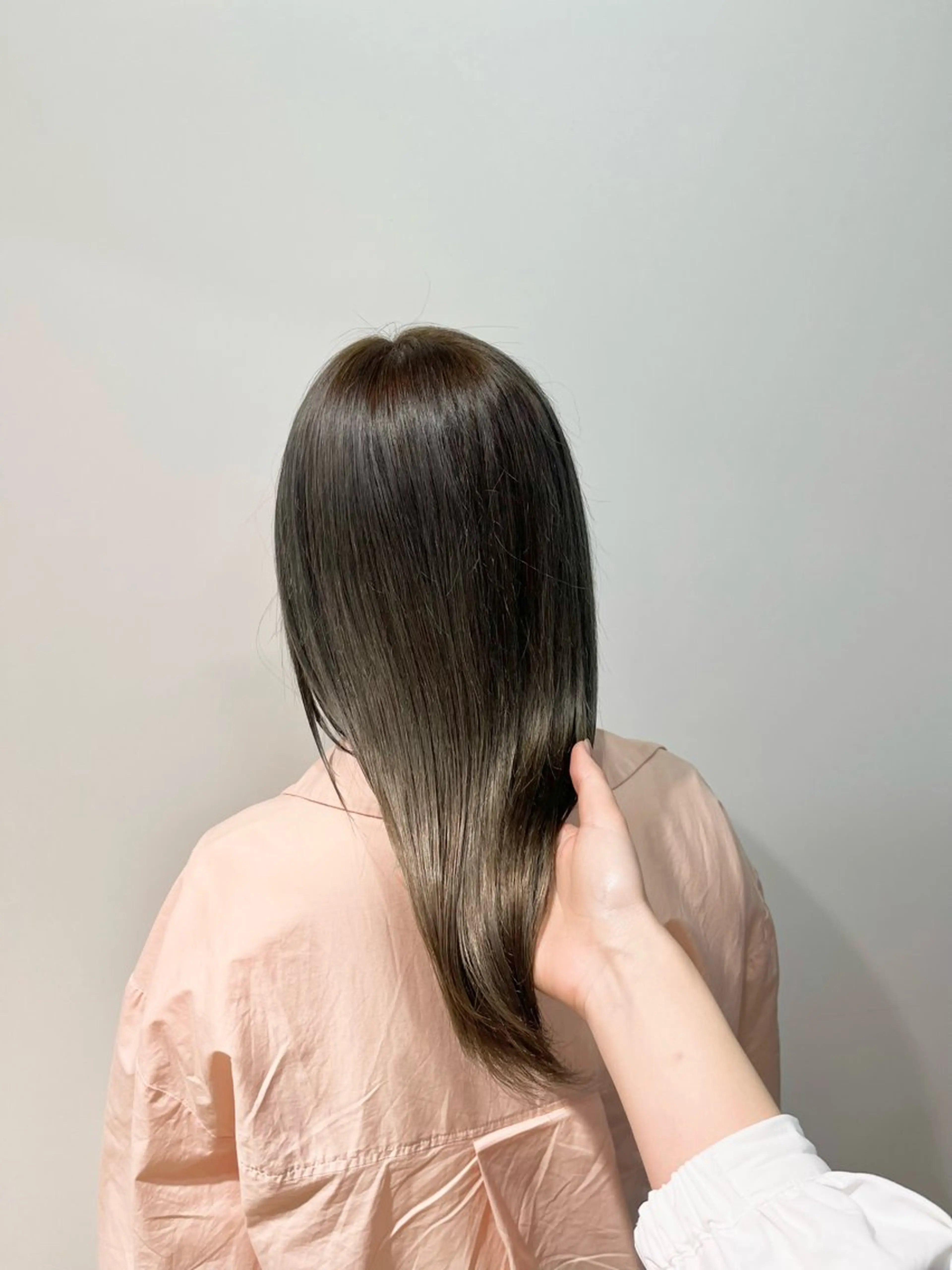 ミディアム カラー effect横浜所属・切りっぱなしボブ/ 艶カラー/綾莉のヘアスタイル