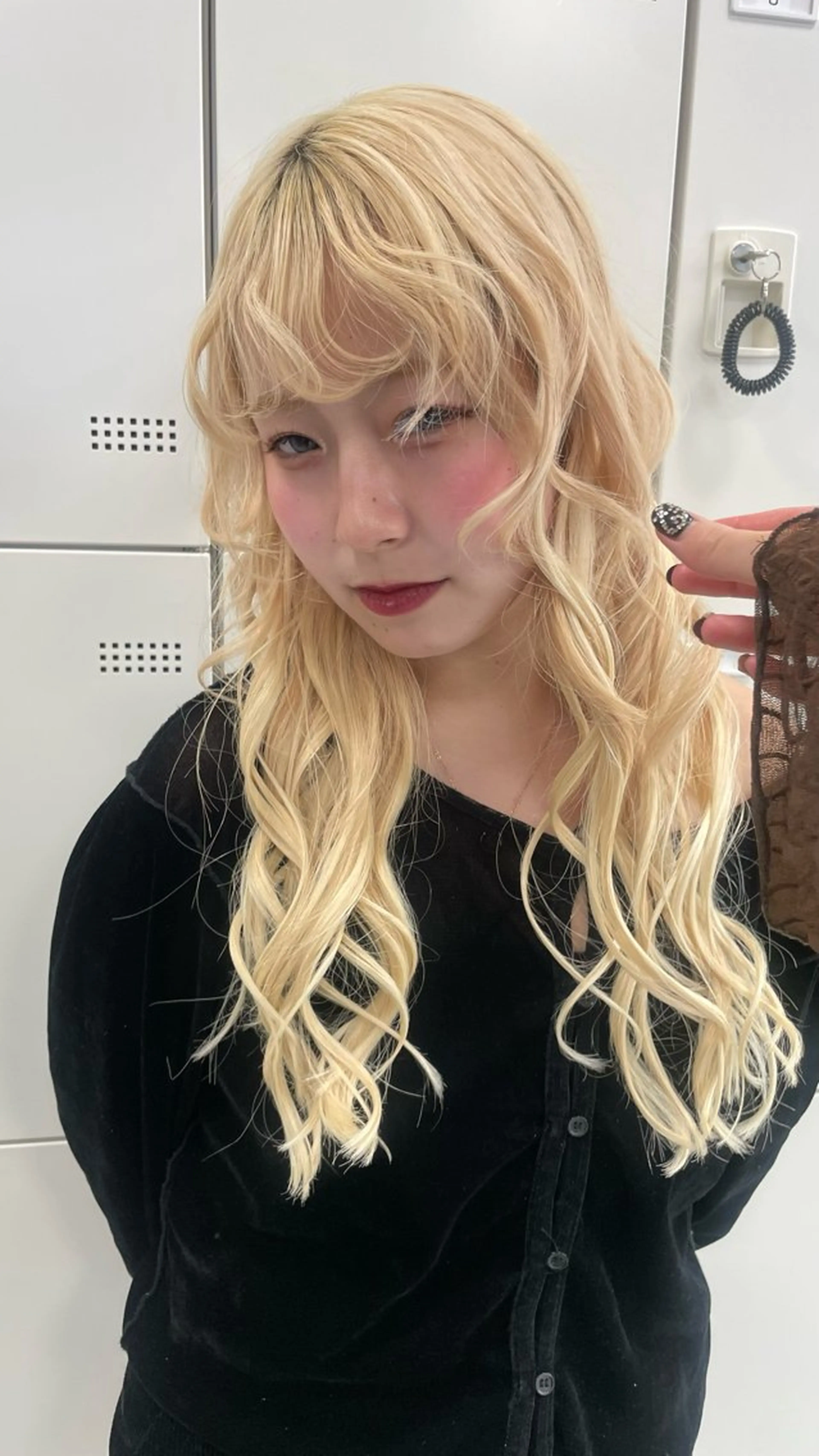 ケアブリーチトリプルカラー＋炭酸スパ＋髪質改善トリートメント＋コテ巻き（ストレート巻き）の写真