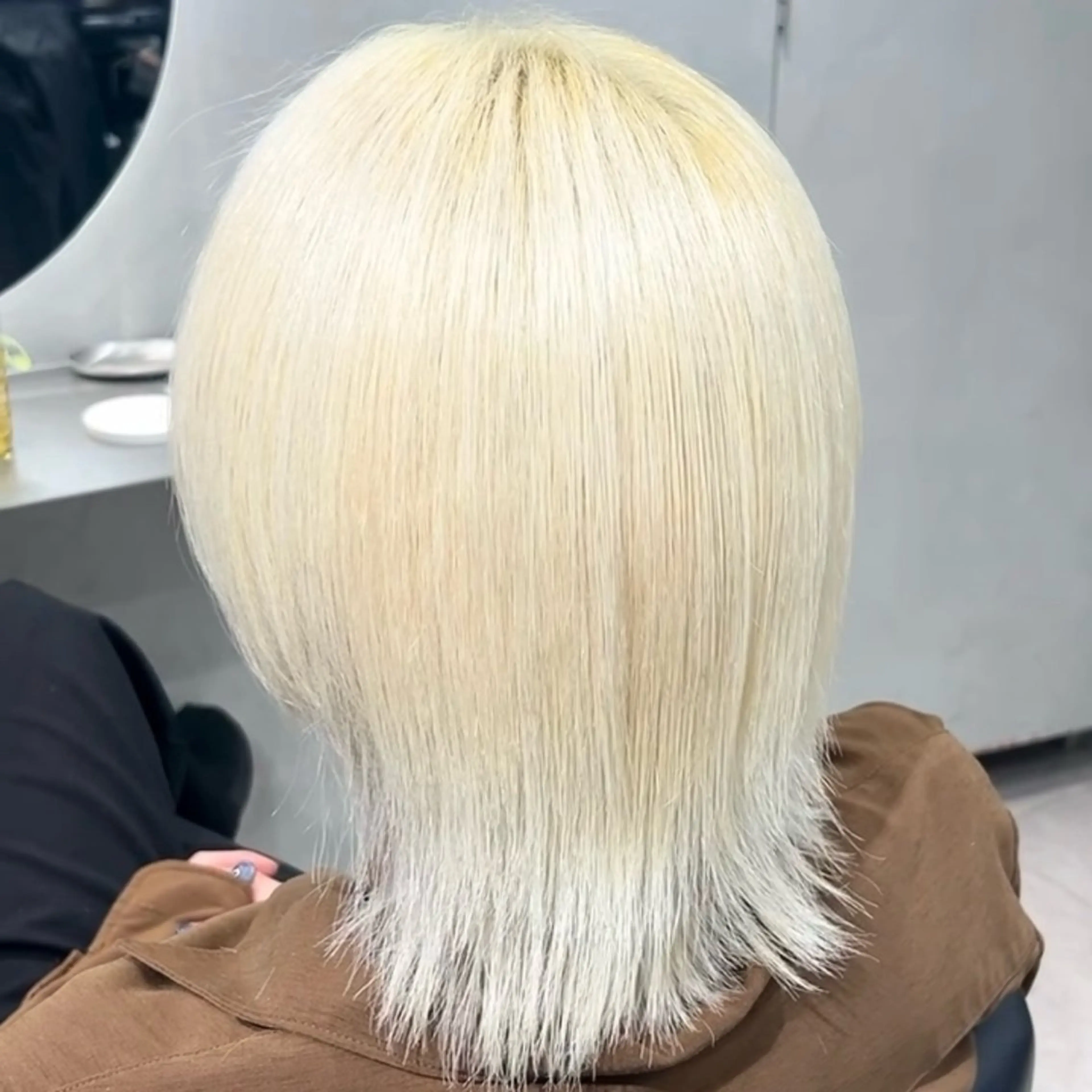 ミディアム カラー ベージュカラー ブロンド ミルクティーベージュ ホワイトベージュ ホワイトブロンド 表参道/ハイライト バレイヤージュのヘアスタイル