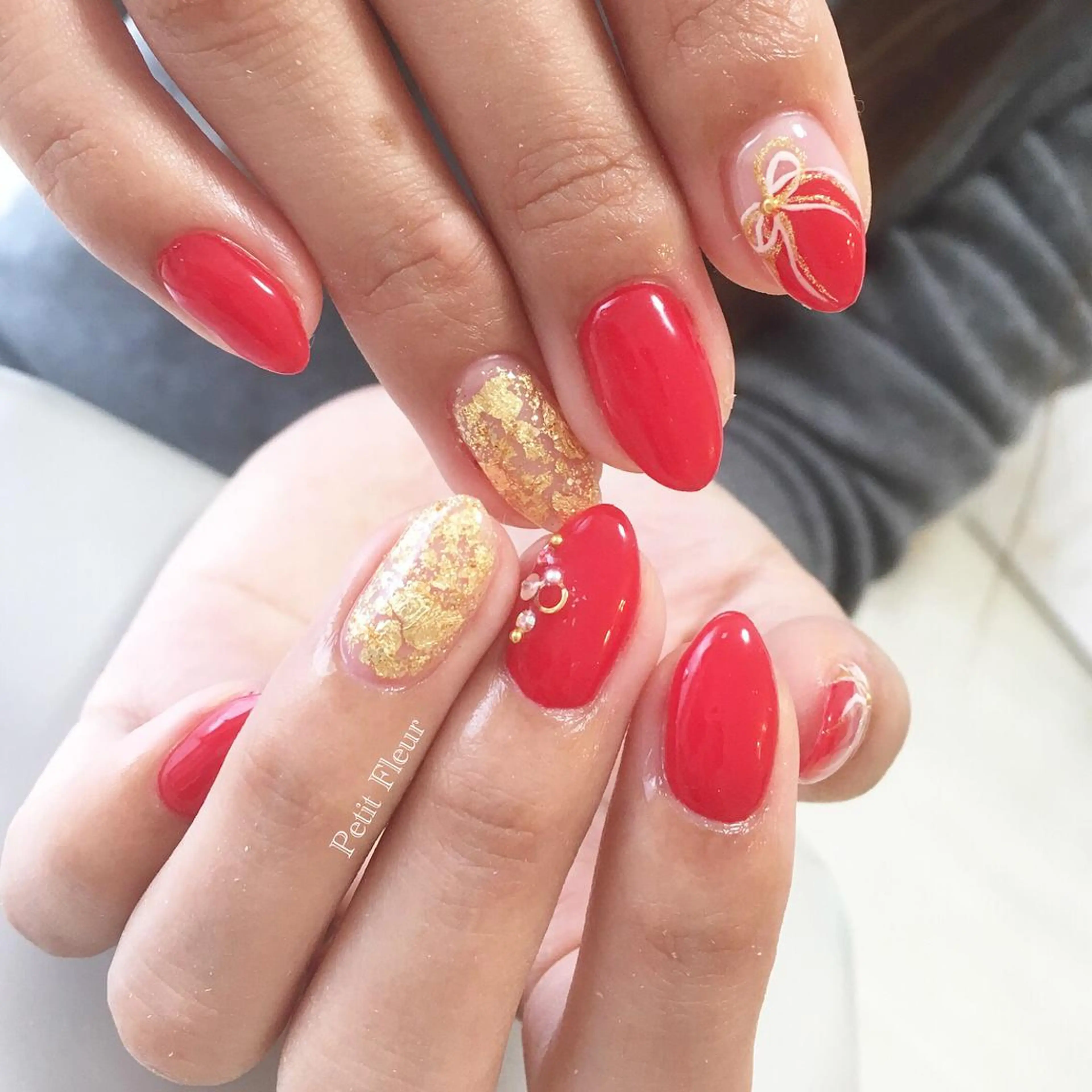 ネイル リボン ブライダルネイル Petit Fleur所属・青柳 亜梨奈のマツエク・マツパデザイン