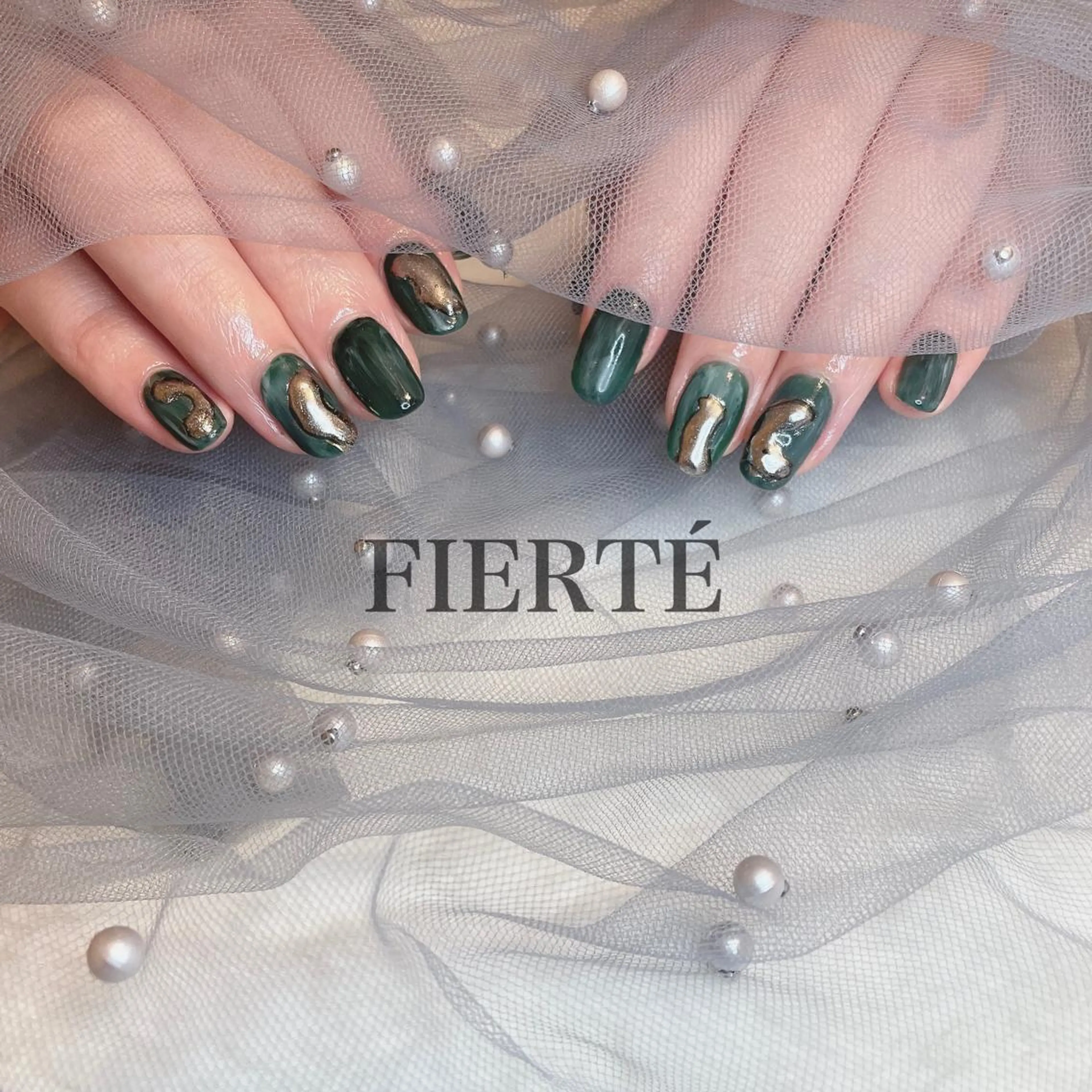 ネイル グリーン ミラーネイル ワンカラーネイル ホワイト ハンドネイル FIERTÉ所属・FIERTÉ Miyuのネイルデザイン