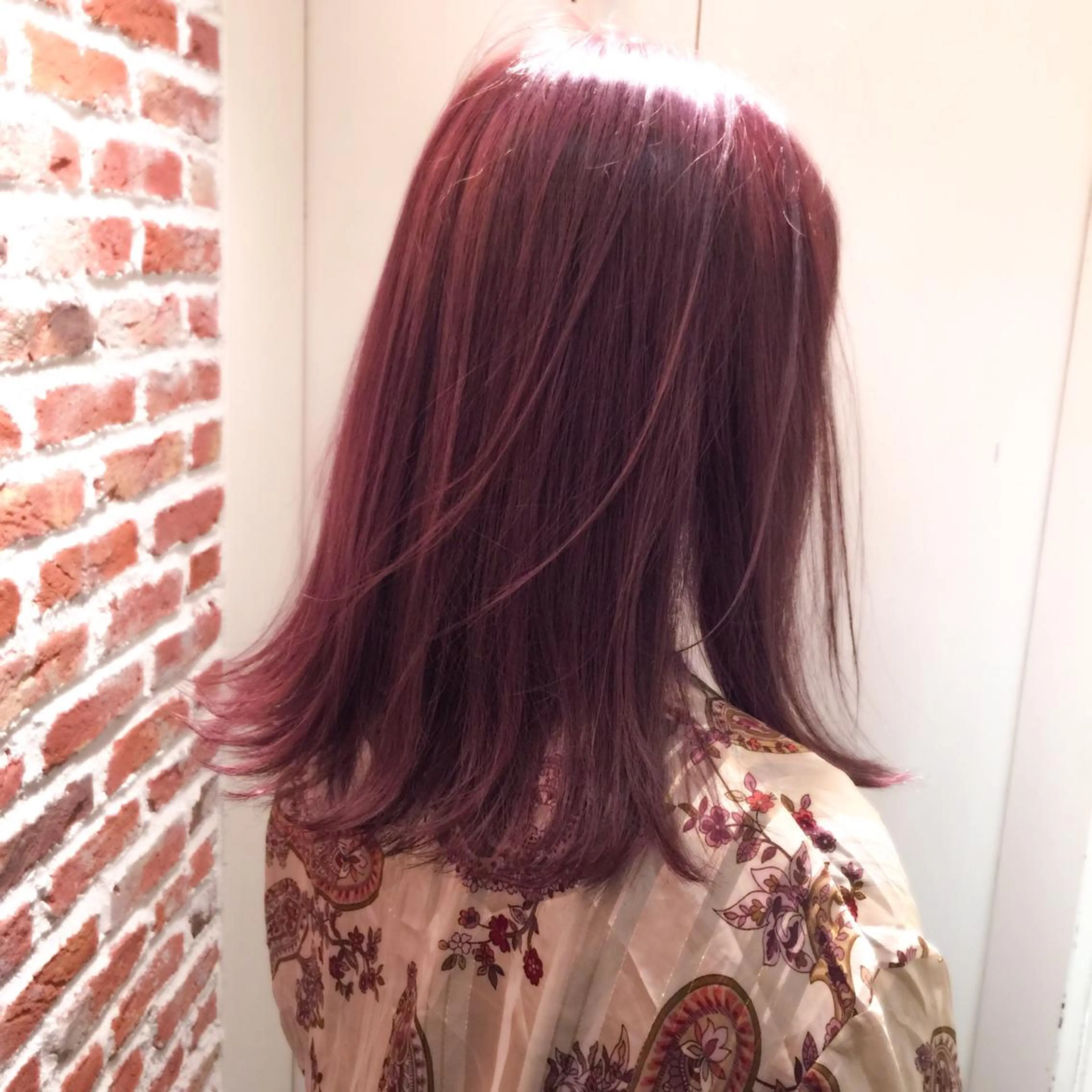 セミロング カラー ブリーチ ボルドーカラー ヘアカラー ホワイト&レイヤーカ ットエクステ長畠俊輔のヘアスタイル