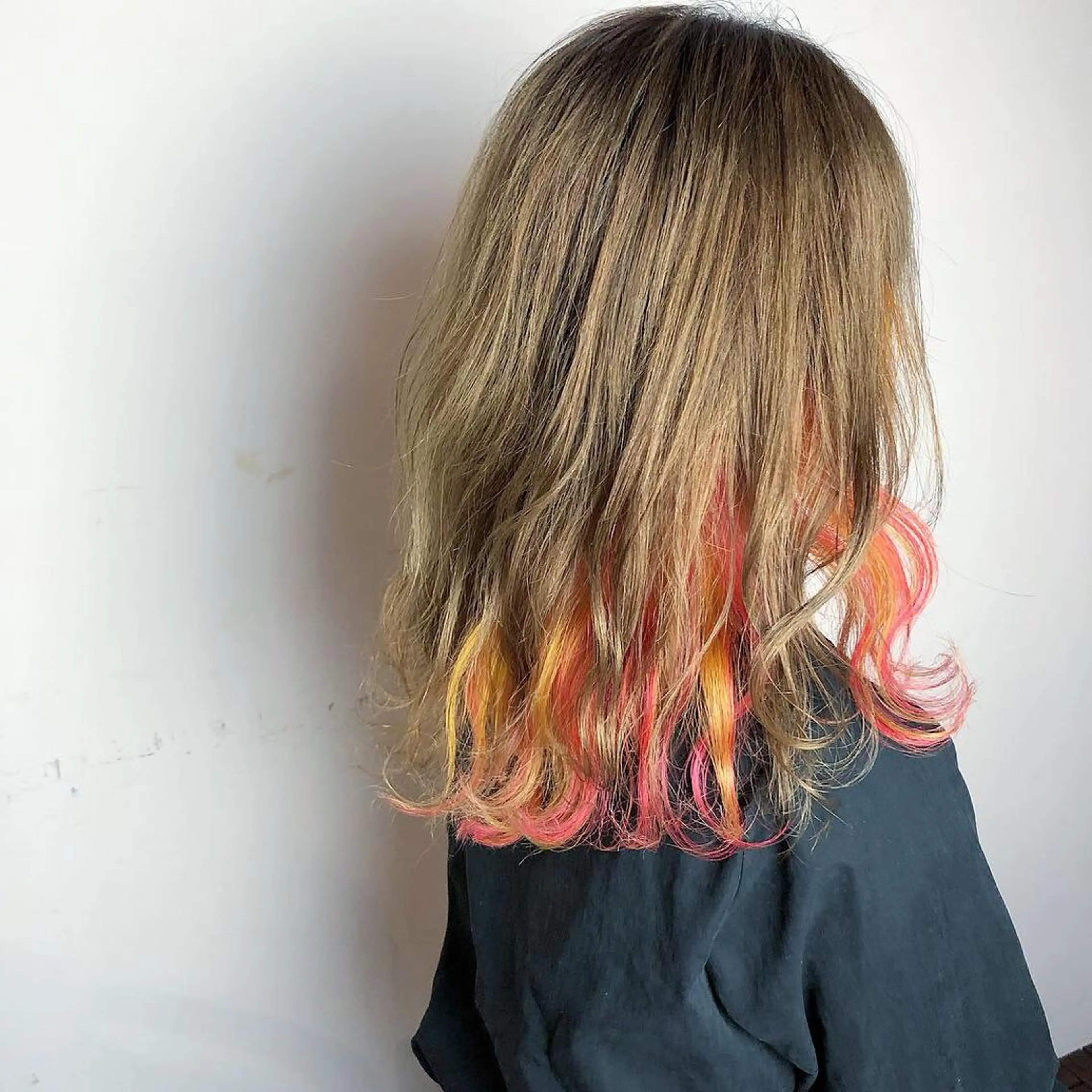 ミディアム カラー パーマ インナーカラー ピンクカラー イエローカラー 髪質改善、エクステ 山口卓哉のヘアスタイル